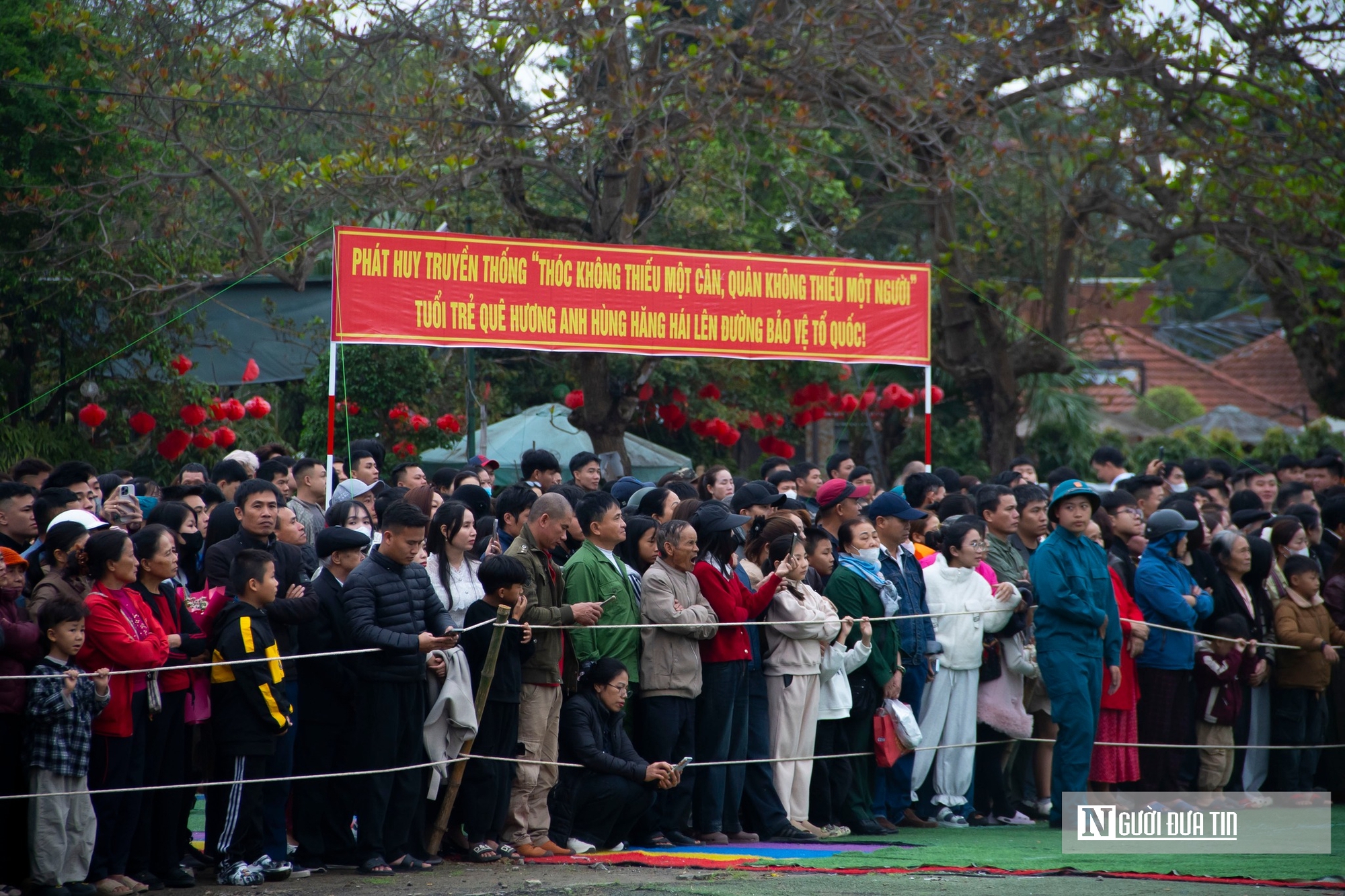 Nước mắt bịn rịn chia tay t&acirc;n binh trước giờ nhập ngũ - Ảnh 3.