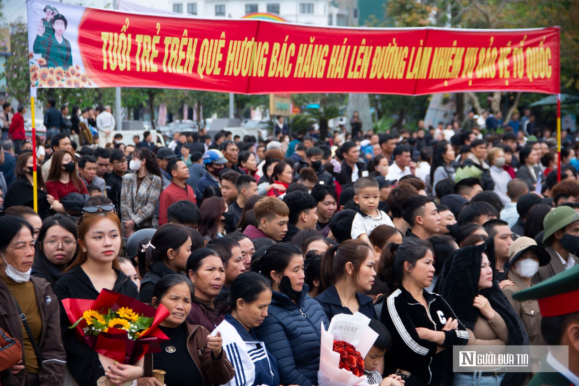 Nước mắt bịn rịn chia tay t&acirc;n binh trước giờ nhập ngũ - Ảnh 4.