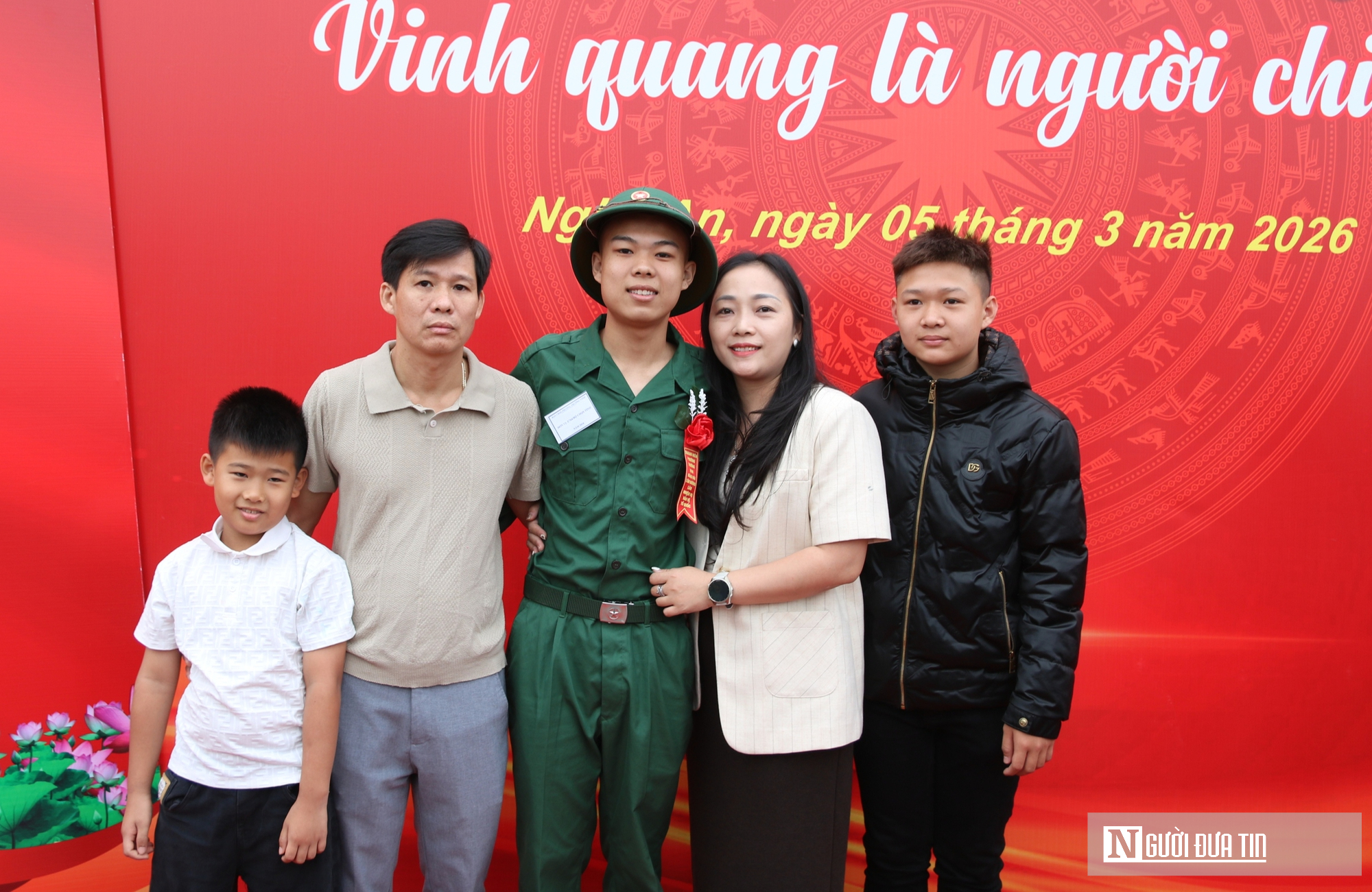 Nước mắt bịn rịn chia tay t&acirc;n binh trước giờ nhập ngũ - Ảnh 5.