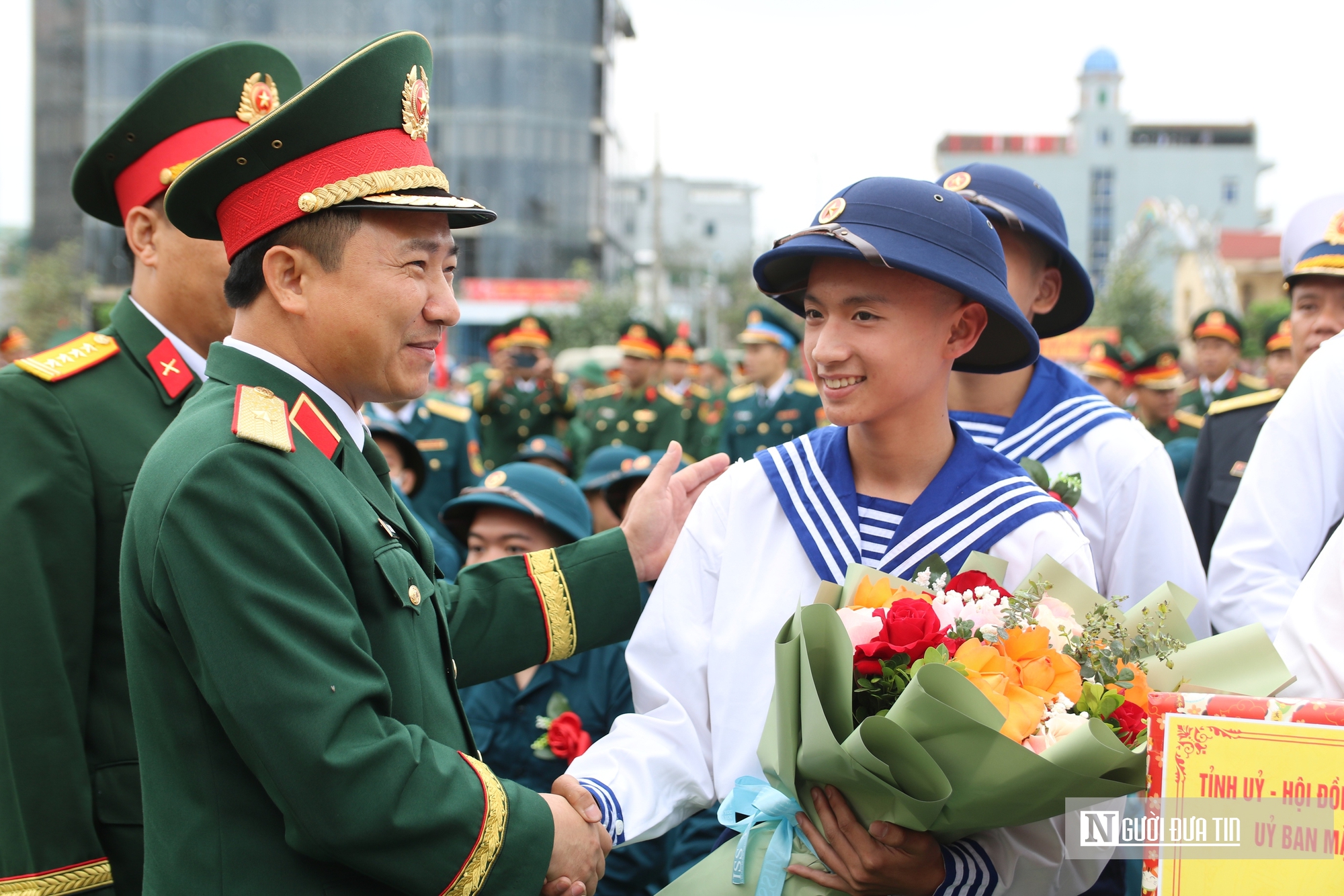 Nước mắt bịn rịn chia tay t&acirc;n binh trước giờ nhập ngũ - Ảnh 7.