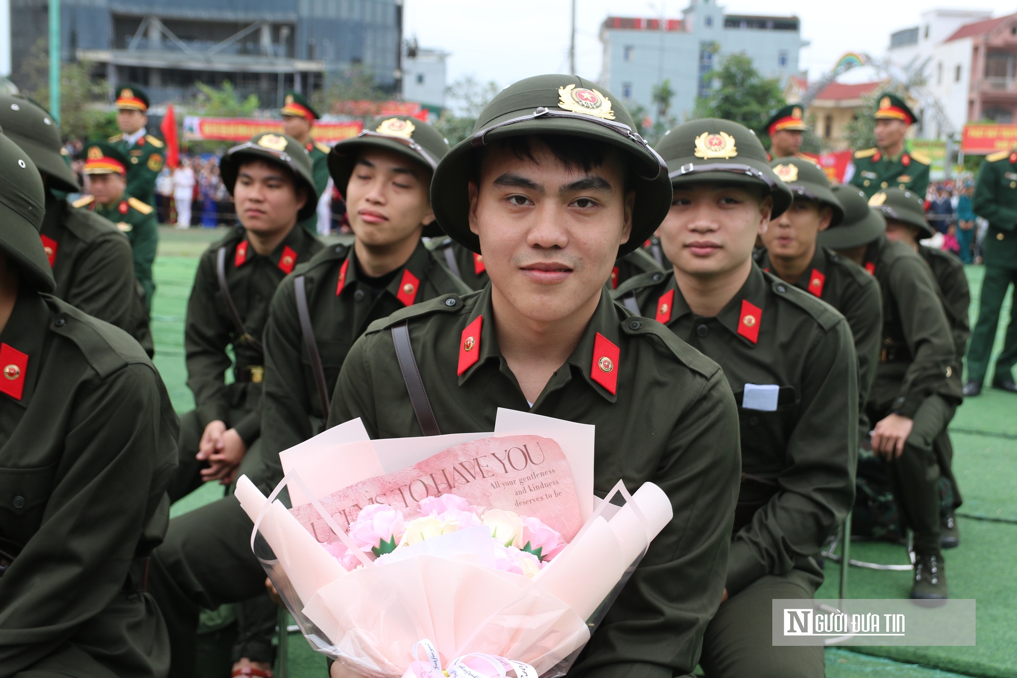 Nước mắt bịn rịn chia tay t&acirc;n binh trước giờ nhập ngũ - Ảnh 8.