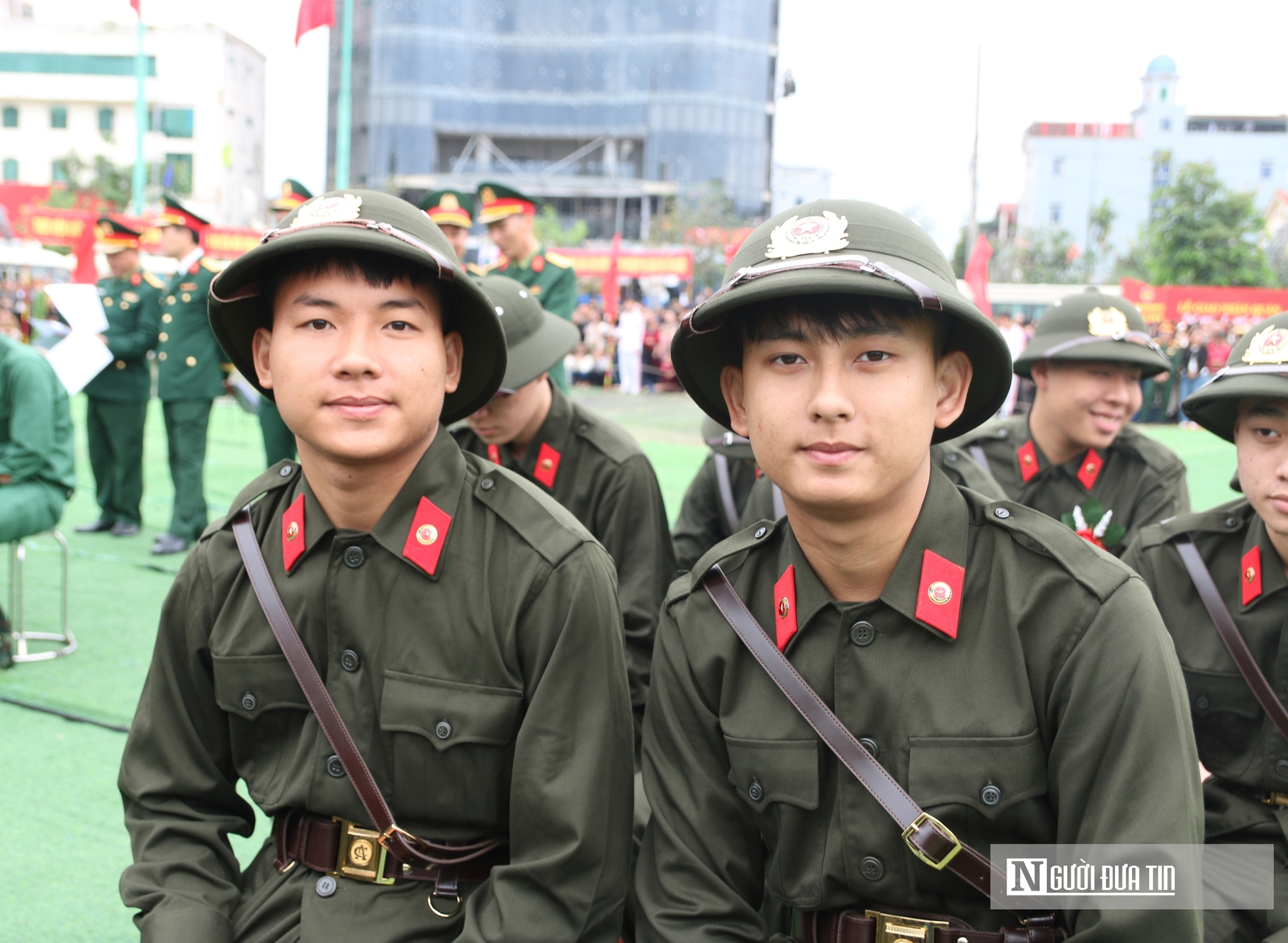 Nước mắt bịn rịn chia tay t&acirc;n binh trước giờ nhập ngũ - Ảnh 9.