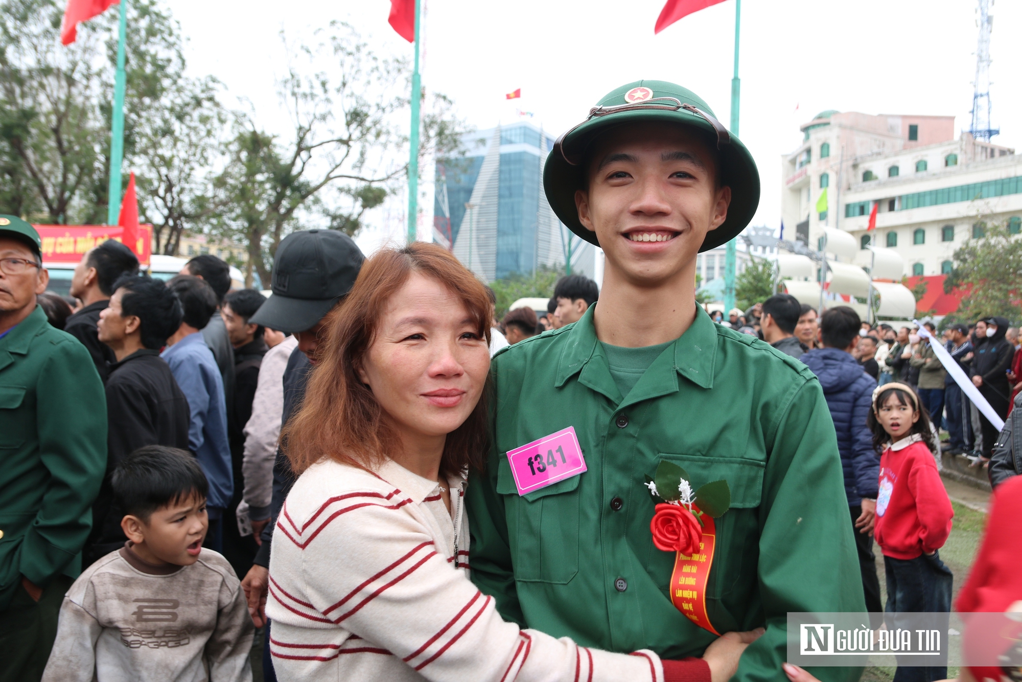 Nước mắt bịn rịn chia tay t&acirc;n binh trước giờ nhập ngũ - Ảnh 13.