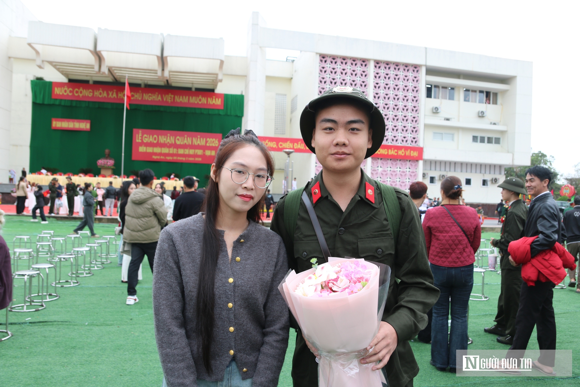 Nước mắt bịn rịn chia tay t&acirc;n binh trước giờ nhập ngũ - Ảnh 15.