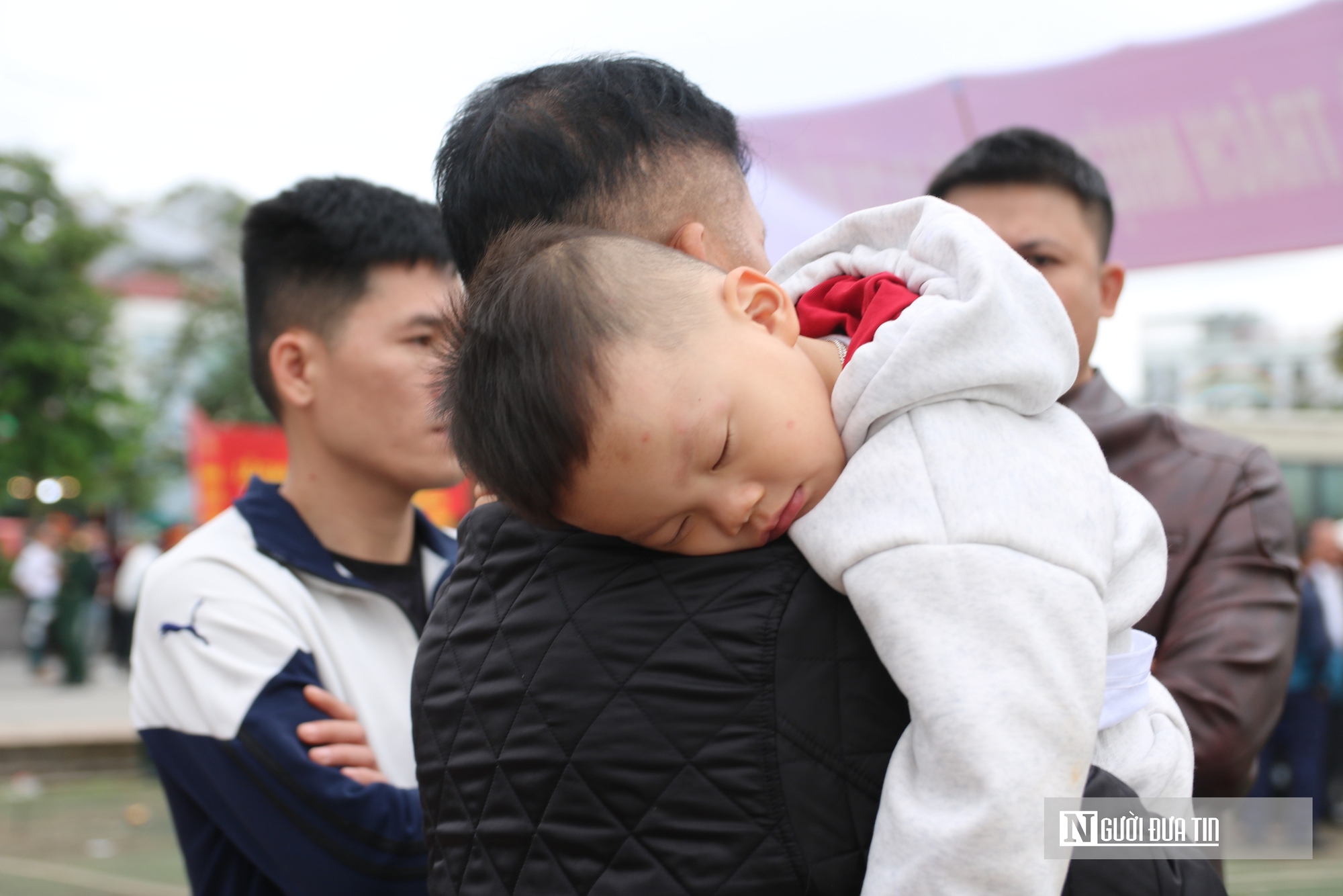 Nước mắt bịn rịn chia tay t&acirc;n binh trước giờ nhập ngũ - Ảnh 17.