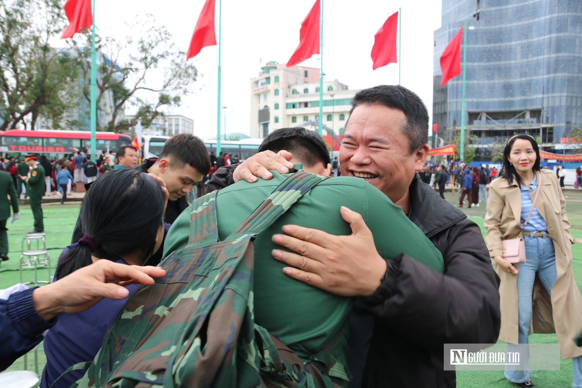 Nước mắt bịn rịn chia tay t&acirc;n binh trước giờ nhập ngũ - Ảnh 18.