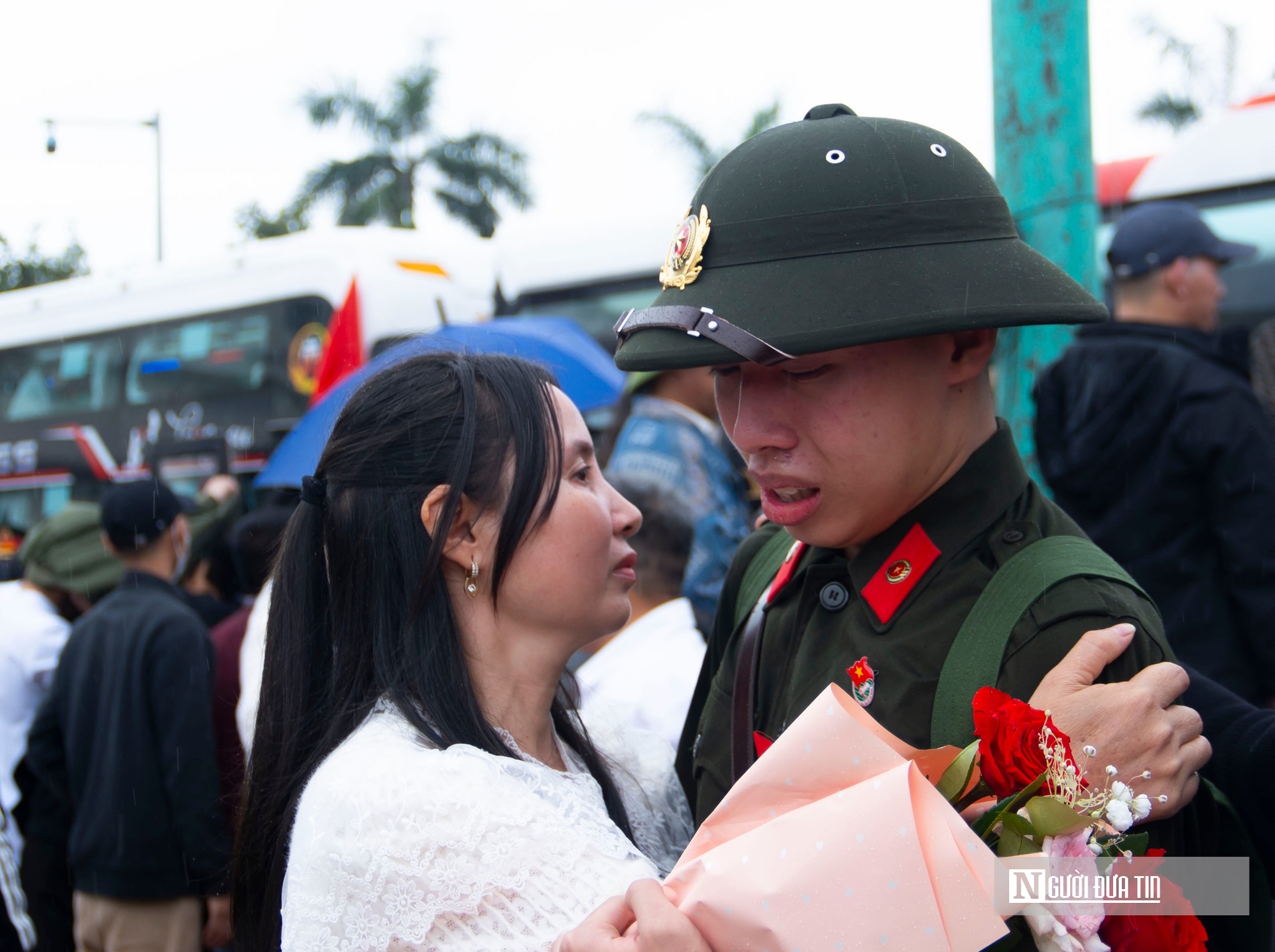 Nước mắt bịn rịn chia tay t&acirc;n binh trước giờ nhập ngũ - Ảnh 19.