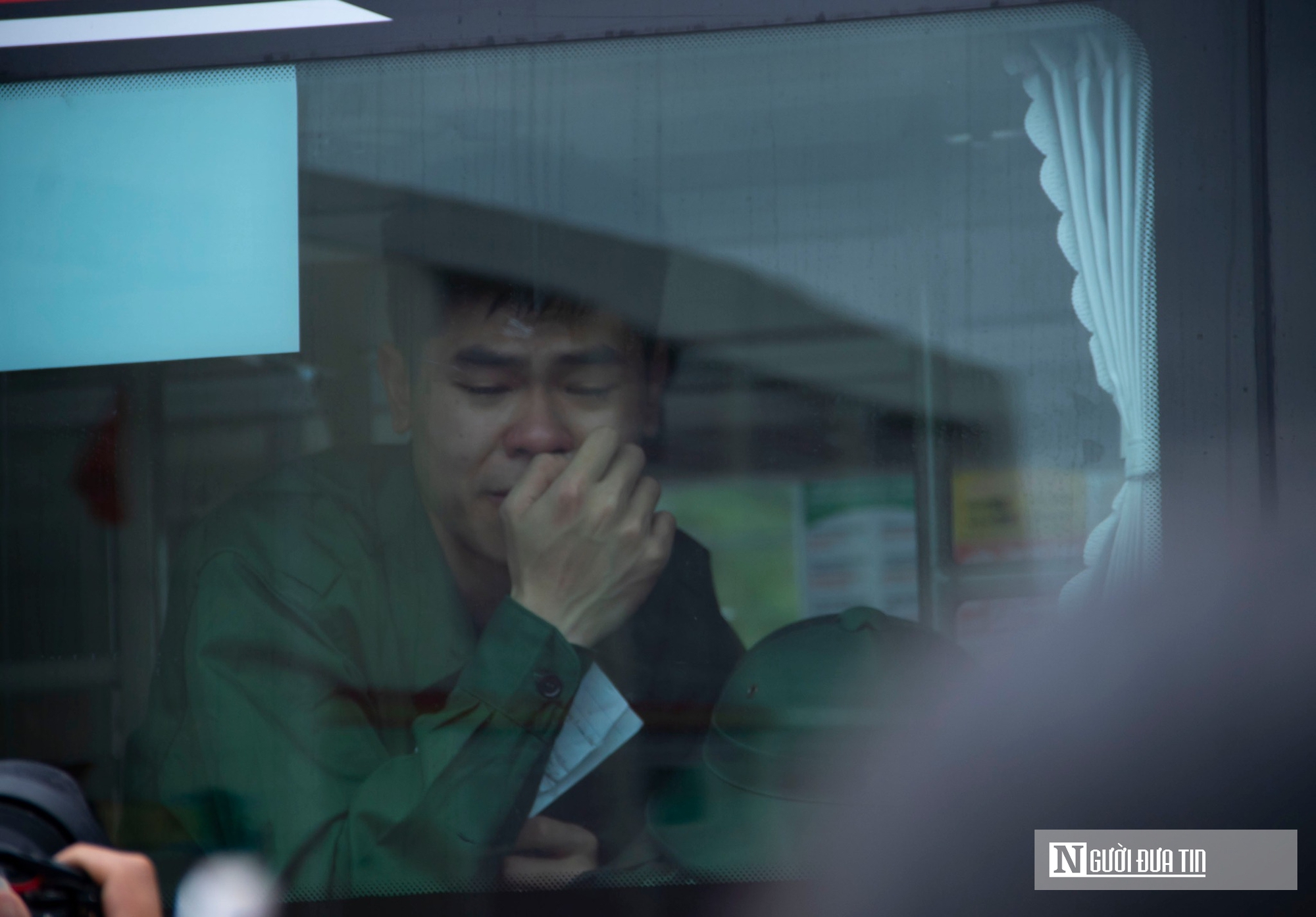 Nước mắt bịn rịn chia tay t&acirc;n binh trước giờ nhập ngũ - Ảnh 20.