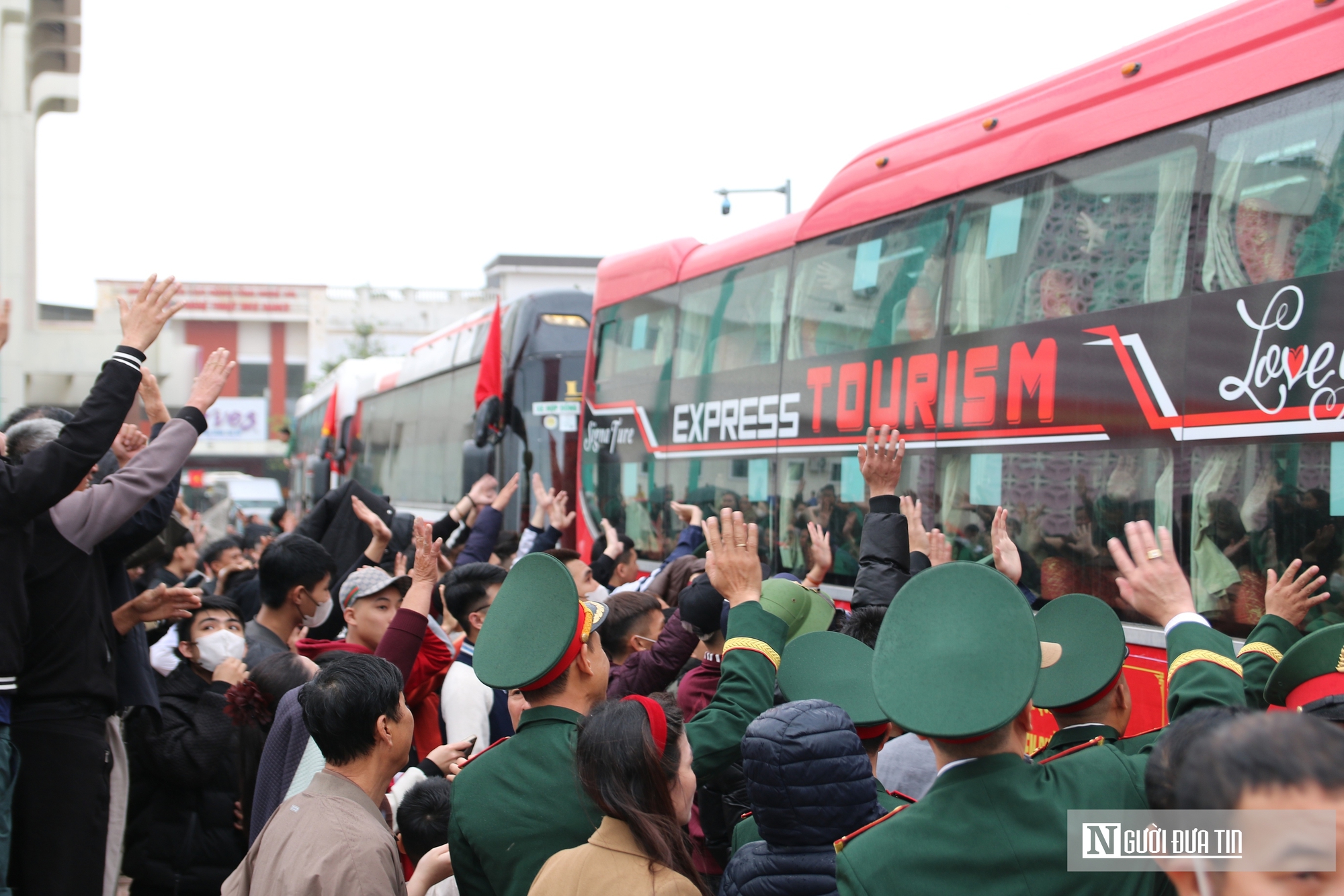 Nước mắt bịn rịn chia tay t&acirc;n binh trước giờ nhập ngũ - Ảnh 22.