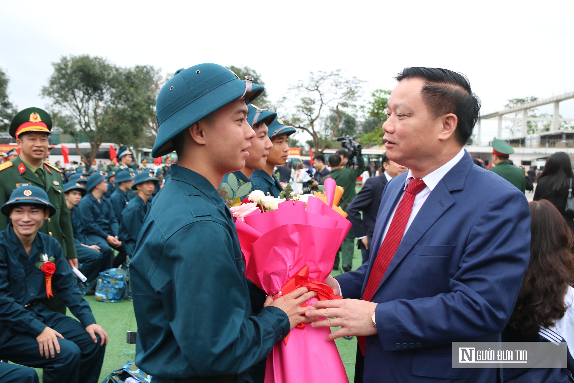 Nước mắt bịn rịn chia tay t&acirc;n binh trước giờ nhập ngũ - Ảnh 6.