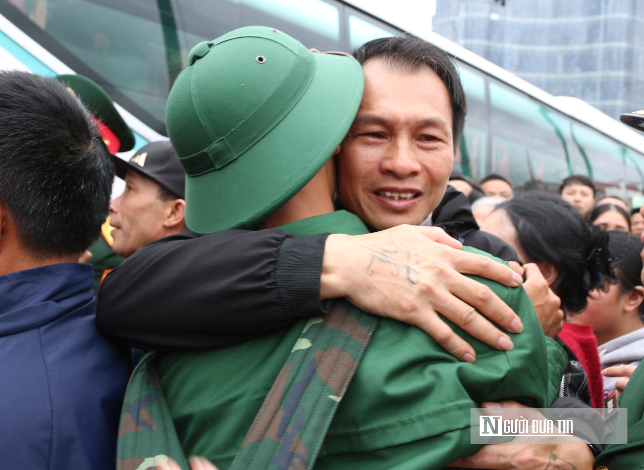 Nước mắt bịn rịn chia tay t&acirc;n binh trước giờ nhập ngũ - Ảnh 11.