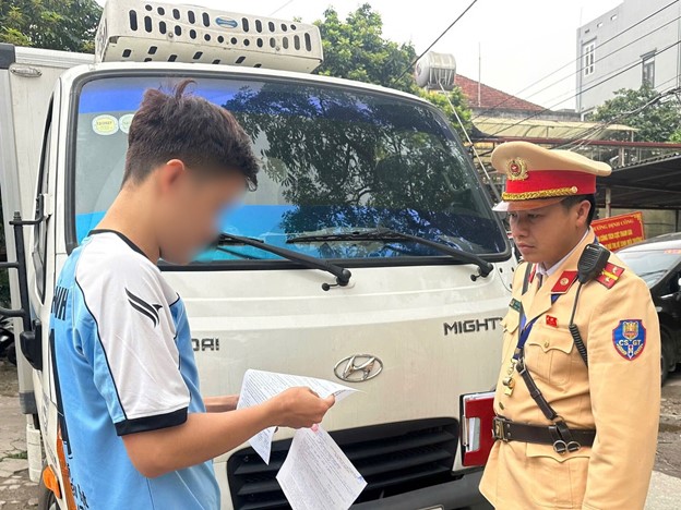 Xử l&yacute; t&agrave;i xế sử dụng giấy chấp thuận v&agrave;o phố giả, mua qua mạng- Ảnh 1.