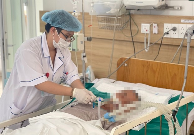 Cấp cứu 3 người bị co giật, h&ocirc;n m&ecirc; nghi ngộ độc sau bữa ăn trưa- Ảnh 1.