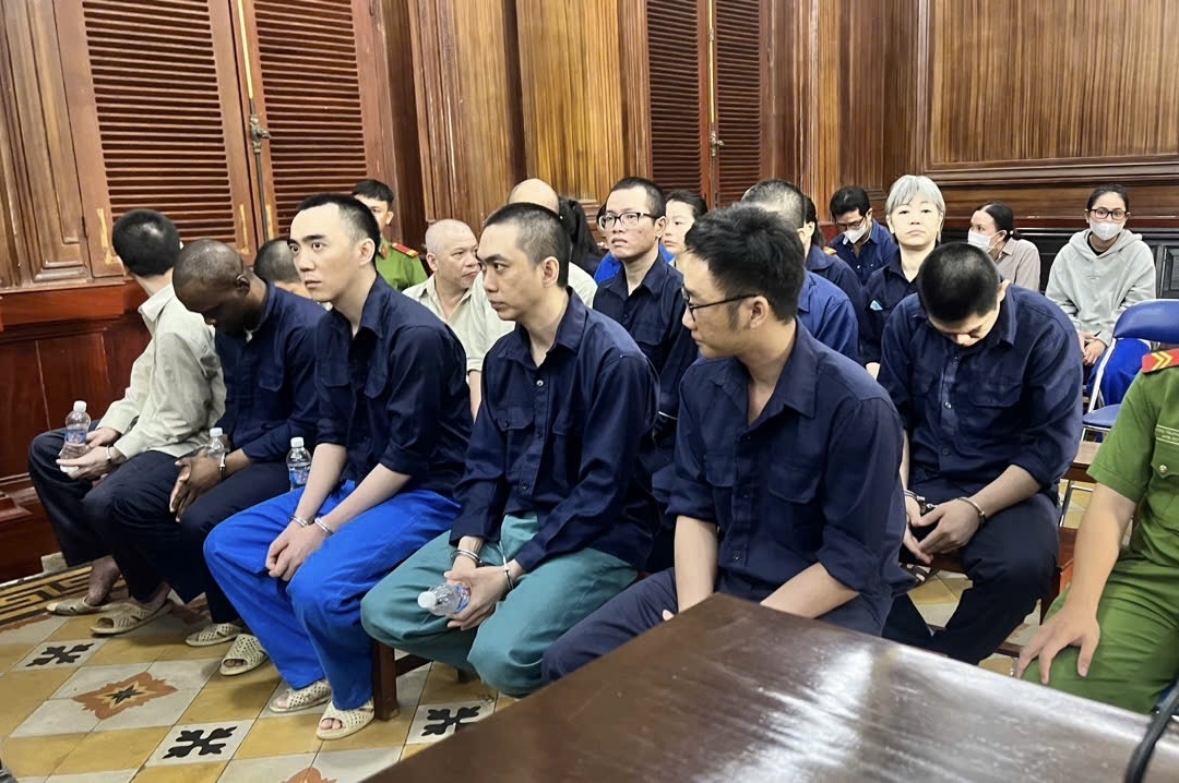 Chị em, vợ chồng tham gia rửa tiền, vận chuyển trái phép số tiền cực lớn xuyên quốc gia - Ảnh 1.