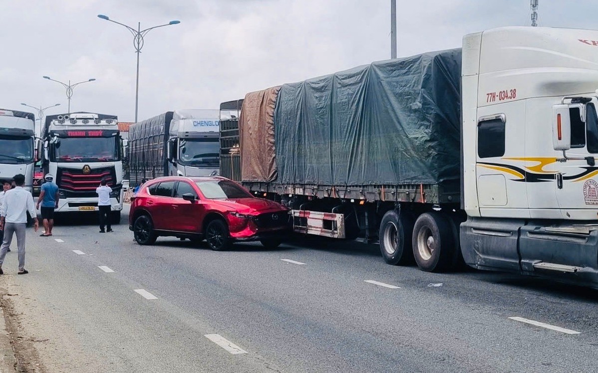 Va chạm liên hoàn 4 ô tô trên Quốc lộ 1A ở Quảng Ngãi, giao thông ùn ứ cục bộ