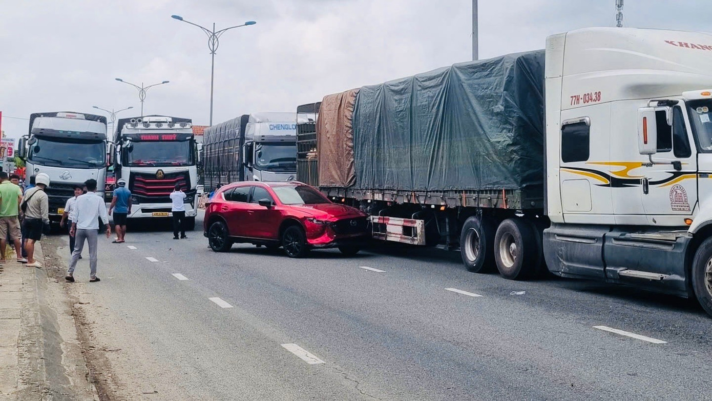 Hiện trường 4 ô tô va chạm liên hoàn trên quốc lộ 1A- Ảnh 1.