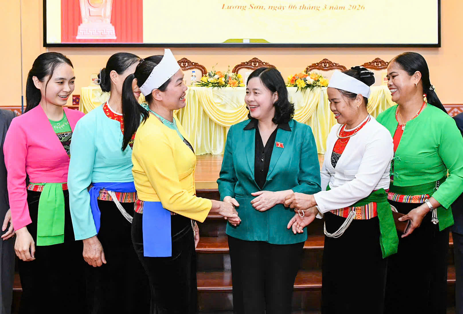 Tiếp x&uacute;c cử tri tại Ph&uacute; Thọ: Lắng nghe t&acirc;m tư, cụ thể h&oacute;a quan điểm "d&acirc;n l&agrave; gốc"- Ảnh 1.