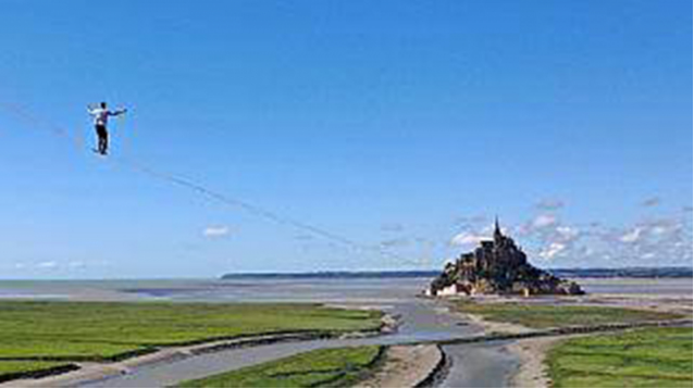 Đi ch&acirc;n trần tr&ecirc;n sợi c&aacute;p 2cm d&agrave;i 2,2km ở độ cao 110m: VĐV Ph&aacute;p lập kỷ lục khiến thế giới sững sờ - Ảnh 1.