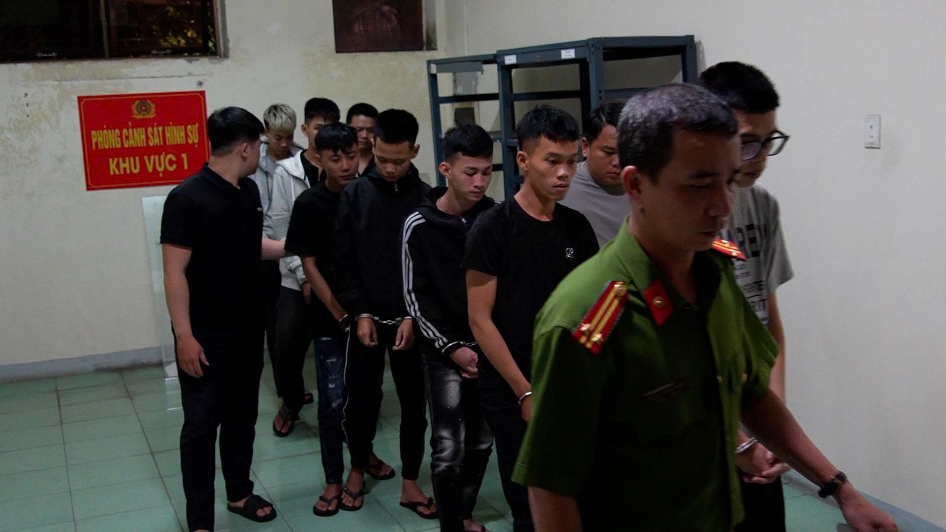 Quảng Ngãi: Bắt giữ khẩn cấp nhóm đối tượng mang dao quần thảo trên phố lúc nửa đêm, gây án mạng- Ảnh 1.