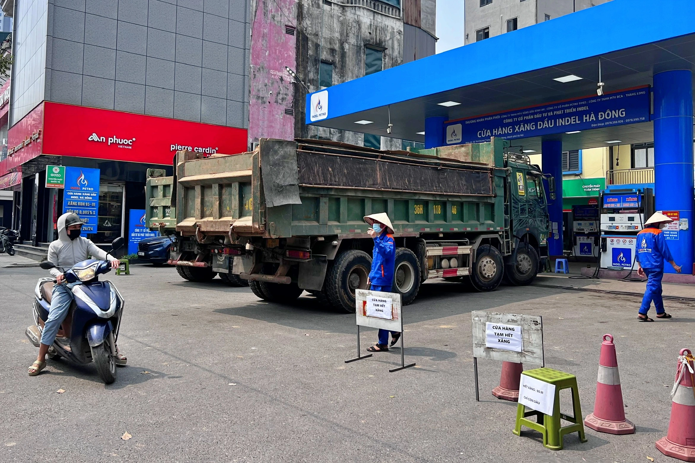 Cửa hàng hết xăng, doanh nghiệp kiến nghị được tạm dừng bán - Ảnh 1.