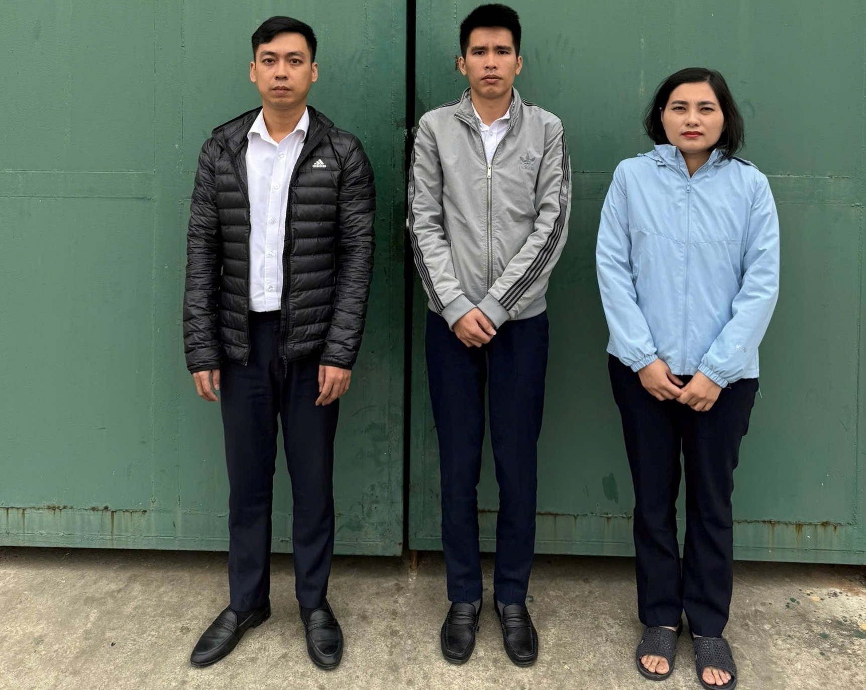 Bắt tạm giam 3 cán bộ ngân hàng vì làm giả hồ sơ, tiếp tay lừa đảo - Ảnh 1.