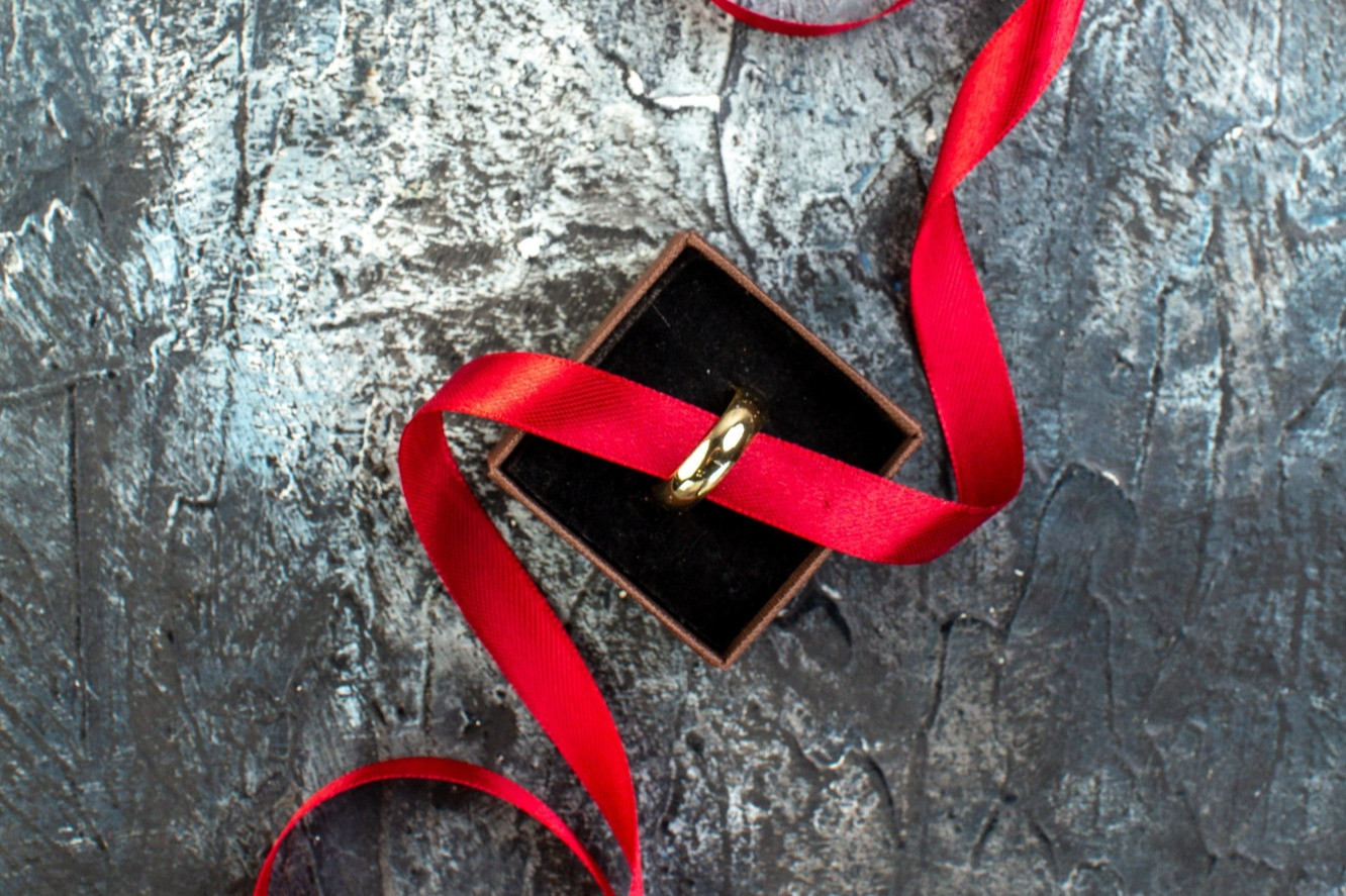 Tại sao khi nghỉ trong khách sạn lại phải mang theo dải ruy băng đỏ? - Ảnh 1.