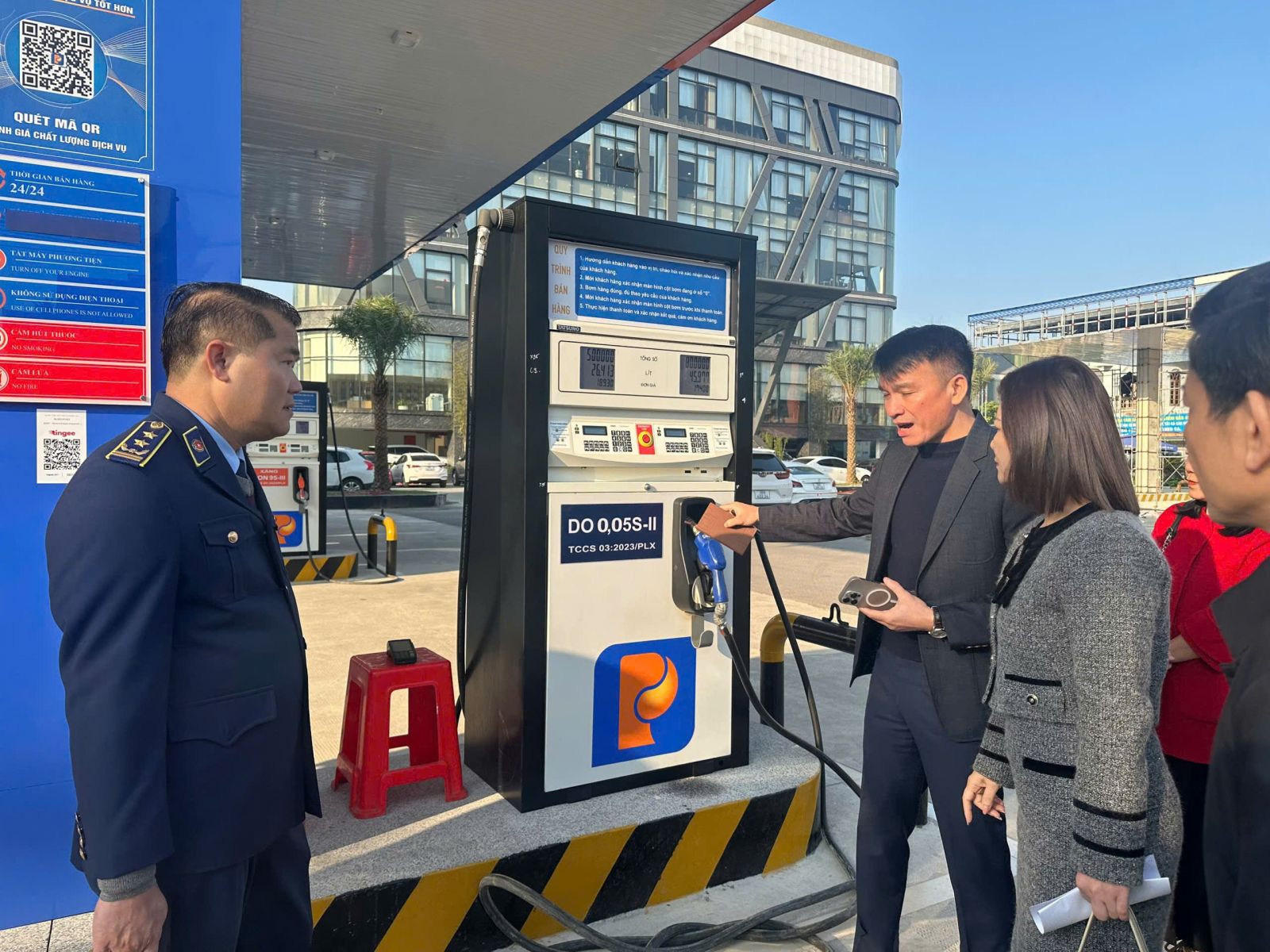 Bộ Công Thương hỏa tốc yêu cầu tăng cường kiểm tra kinh doanh xăng dầu trước biến động quốc tế - Ảnh 1.