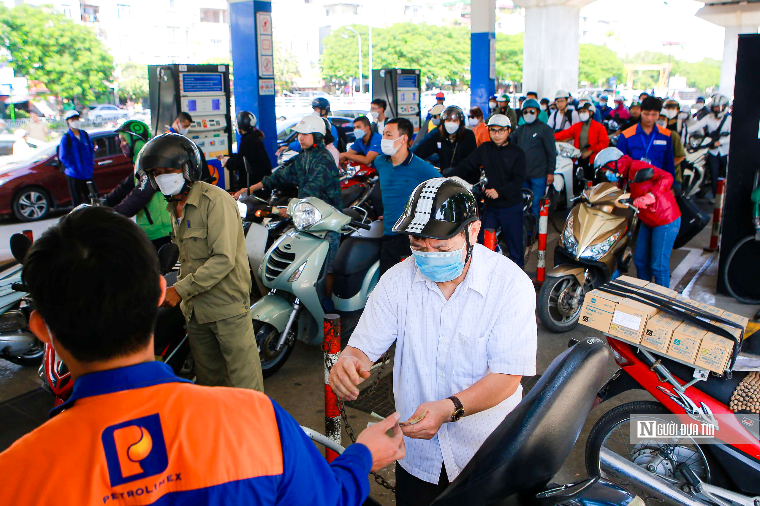 Cửa hàng xăng dầu ở Hà Nội cạn nguồn, gọi 10 đầu mối vẫn không có hàng - Ảnh 3.