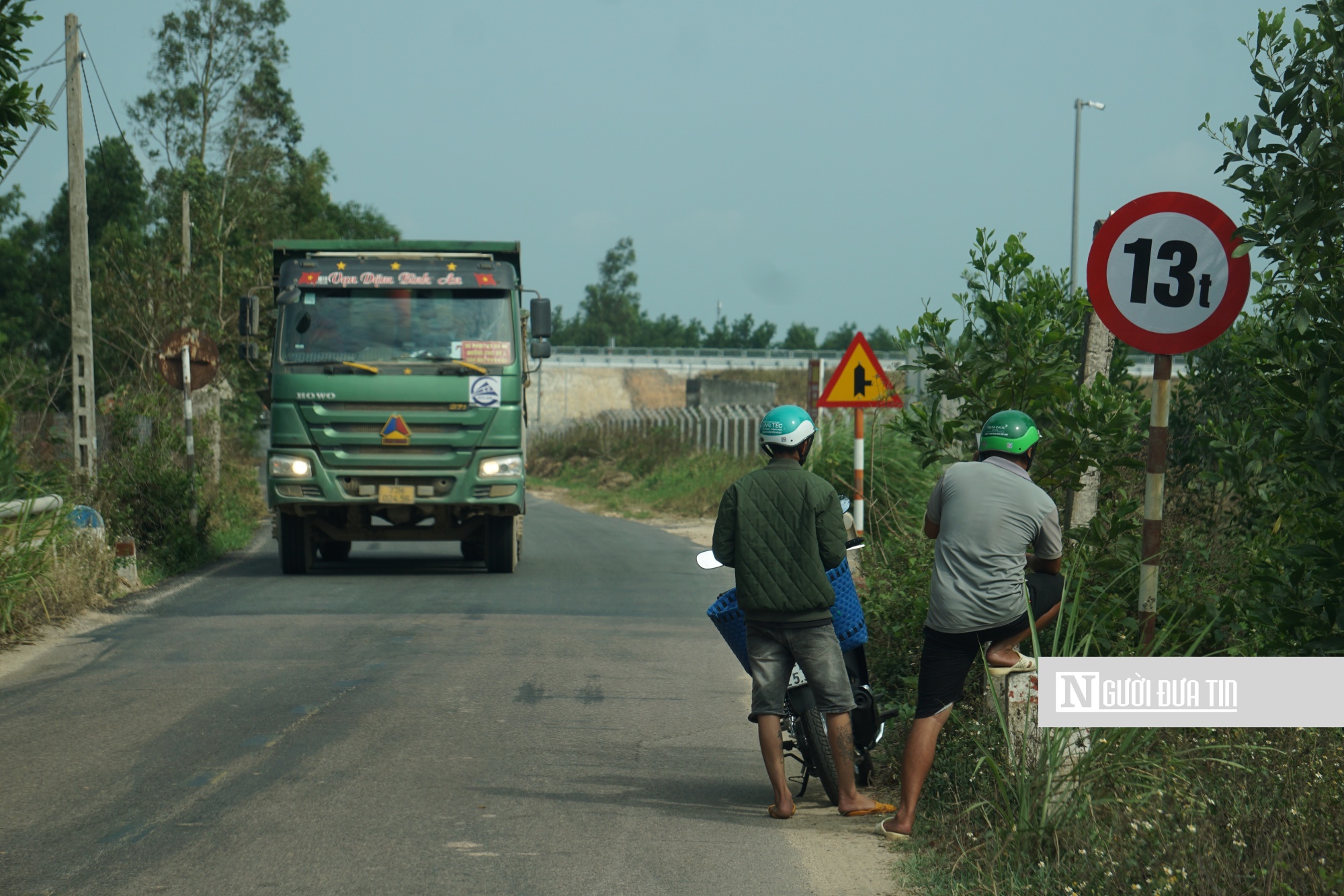 Gia Lai: Khắc phục loạt biển báo cấm tải trọng bị sơn đen trên đường- Ảnh 3.