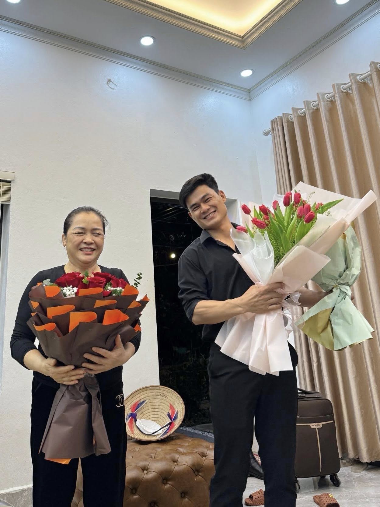 Khoảnh khắc đặc biệt giữa vị hôn phu và con trai của Hòa Minzy nhận được sự quan tâm - Ảnh 3.