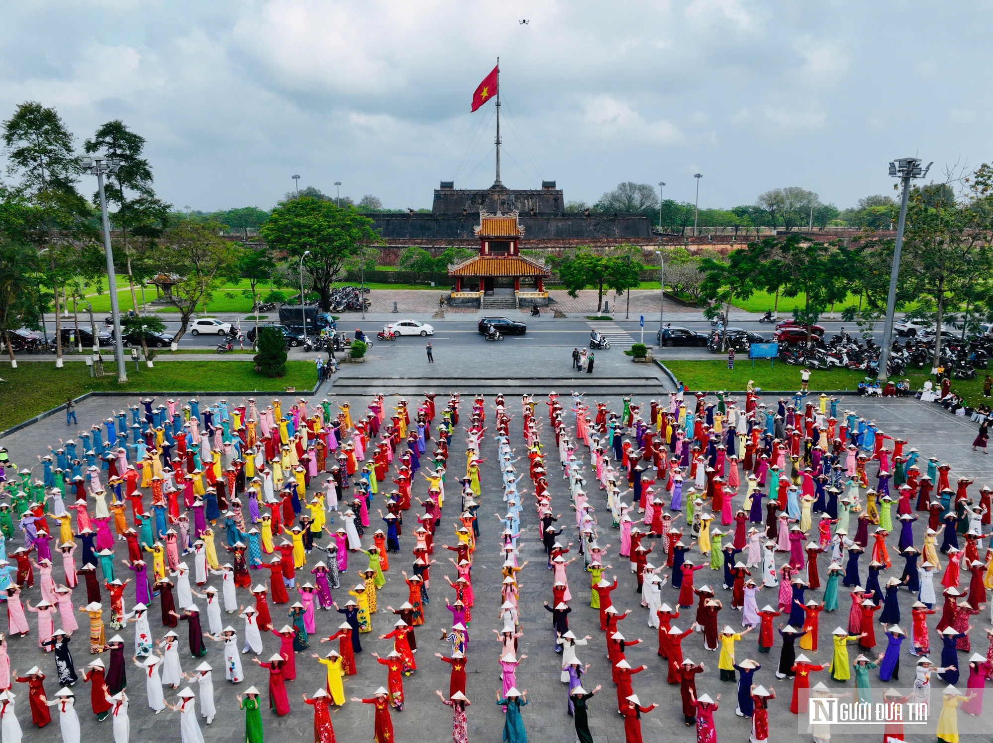 Ảnh: Gần 1.000 phụ nữ x&uacute;ng x&iacute;nh &aacute;o d&agrave;i đồng diễn d&acirc;n vũ trong ng&agrave;y hội 'Rực rỡ th&aacute;ng 3'- Ảnh 1.