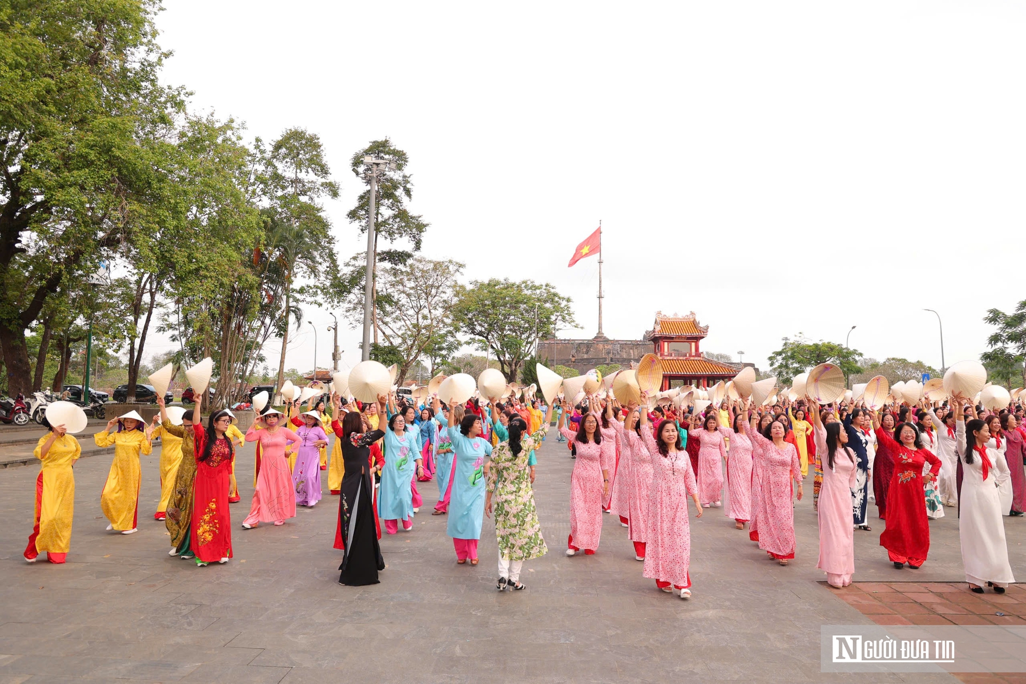 Ảnh: Gần 1.000 phụ nữ x&uacute;ng x&iacute;nh &aacute;o d&agrave;i đồng diễn d&acirc;n vũ trong ng&agrave;y hội 'Rực rỡ th&aacute;ng 3'- Ảnh 2.