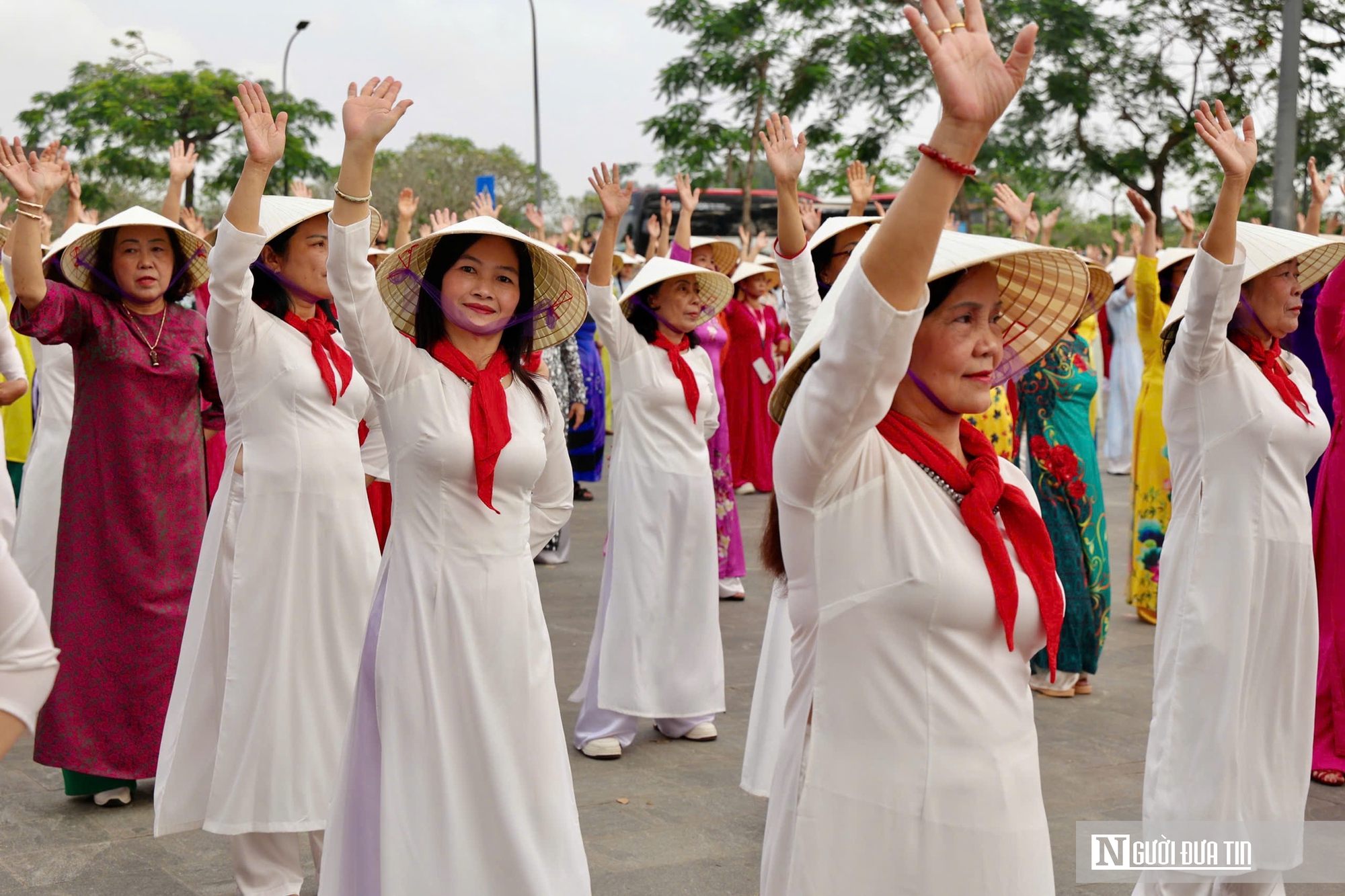 Ảnh: Gần 1.000 phụ nữ x&uacute;ng x&iacute;nh &aacute;o d&agrave;i đồng diễn d&acirc;n vũ trong ng&agrave;y hội 'Rực rỡ th&aacute;ng 3'- Ảnh 3.