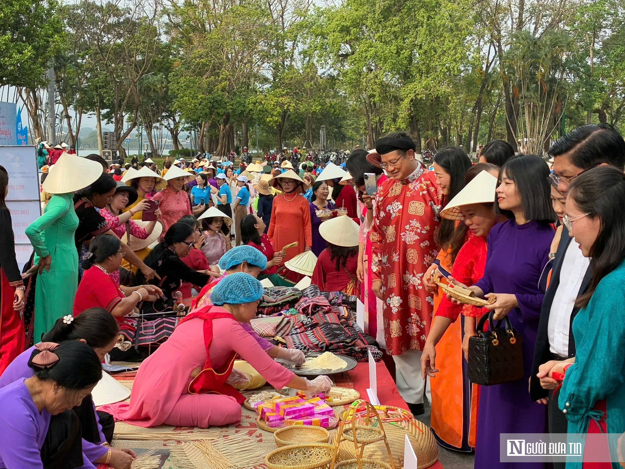 Ảnh: Gần 1.000 phụ nữ x&uacute;ng x&iacute;nh &aacute;o d&agrave;i đồng diễn d&acirc;n vũ trong ng&agrave;y hội 'Rực rỡ th&aacute;ng 3'- Ảnh 5.