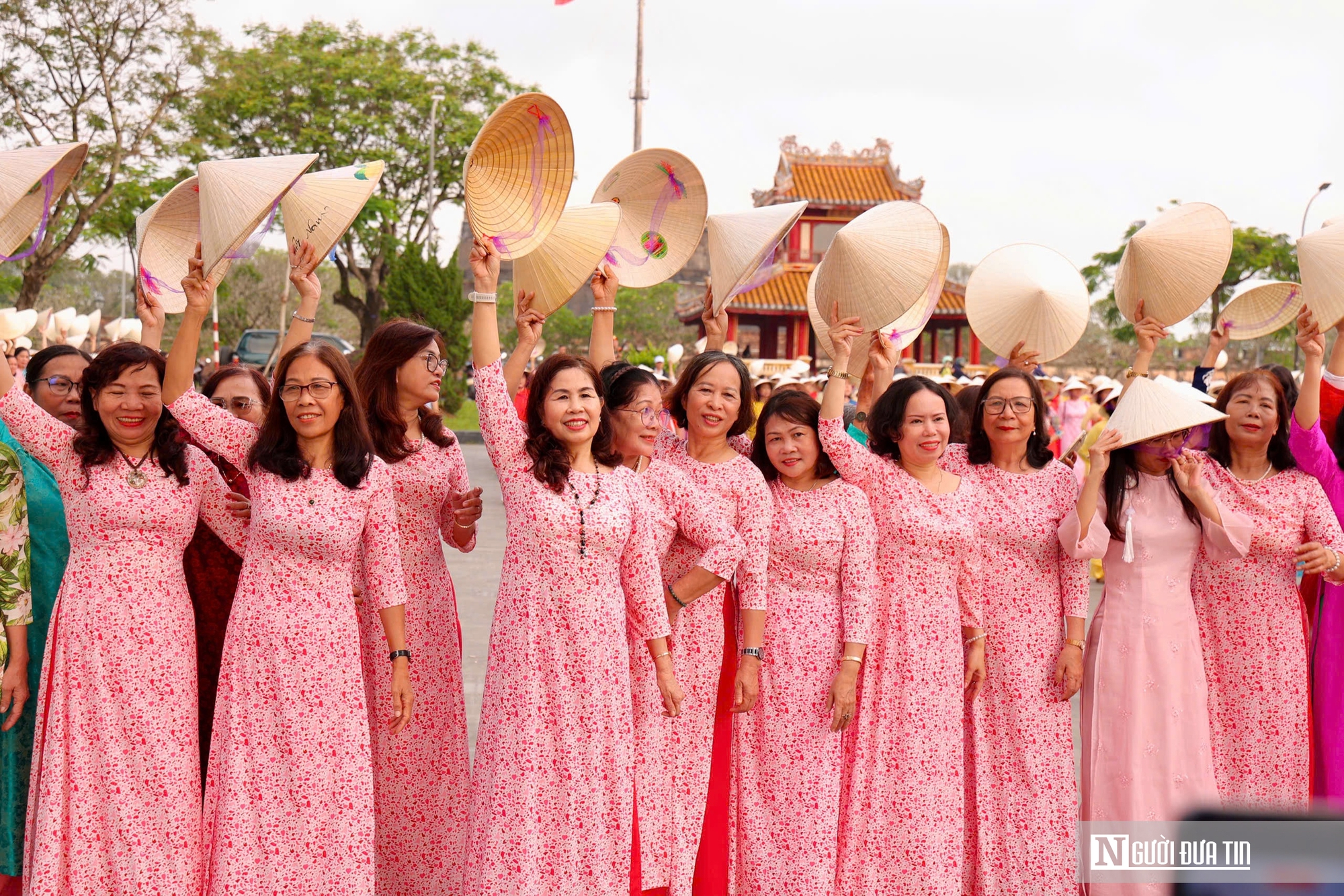 Ảnh: Gần 1.000 phụ nữ x&uacute;ng x&iacute;nh &aacute;o d&agrave;i đồng diễn d&acirc;n vũ trong ng&agrave;y hội 'Rực rỡ th&aacute;ng 3'- Ảnh 6.