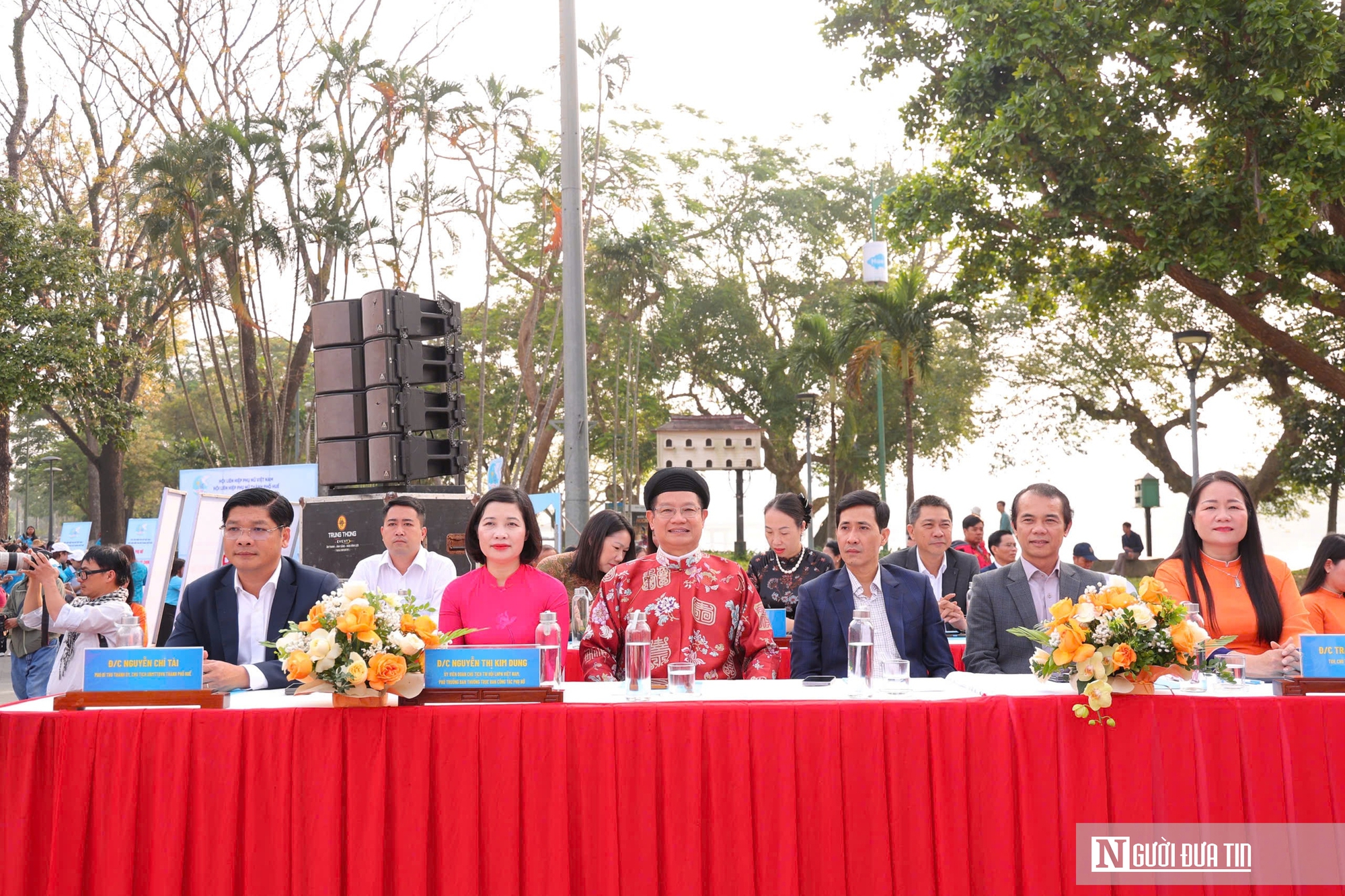 Ảnh: Gần 1.000 phụ nữ x&uacute;ng x&iacute;nh &aacute;o d&agrave;i đồng diễn d&acirc;n vũ trong ng&agrave;y hội 'Rực rỡ th&aacute;ng 3'- Ảnh 7.