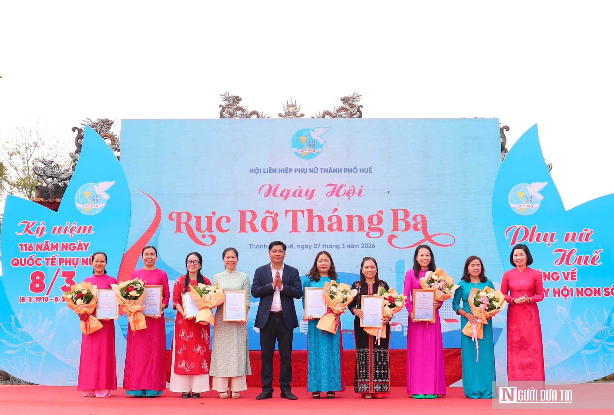 Ảnh: Gần 1.000 phụ nữ x&uacute;ng x&iacute;nh &aacute;o d&agrave;i đồng diễn d&acirc;n vũ trong ng&agrave;y hội 'Rực rỡ th&aacute;ng 3'- Ảnh 8.