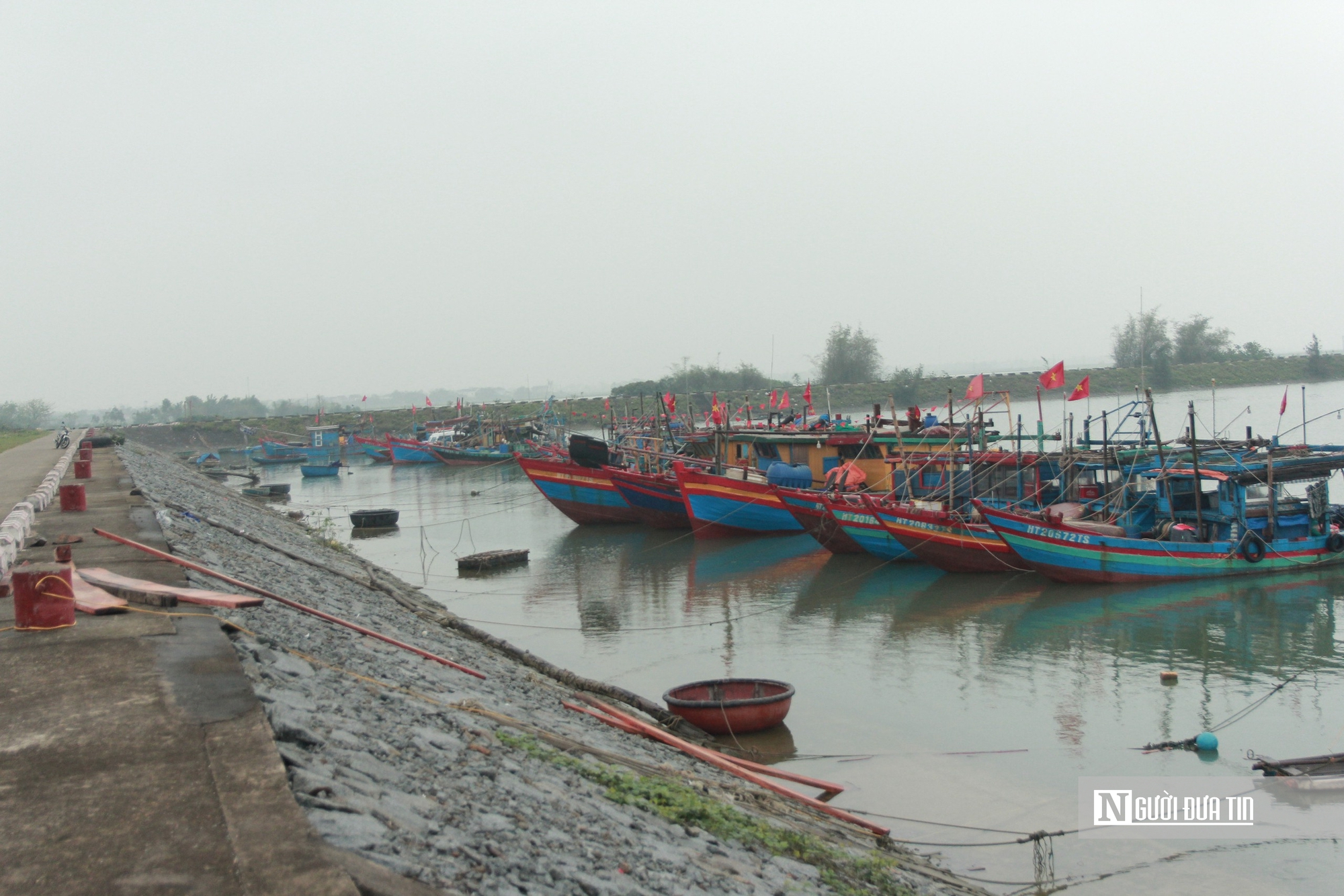 Ngư d&acirc;n H&agrave; Tĩnh sắp xếp lịch biển, sớm trở về bờ tham gia ng&agrave;y hội bầu cử - Ảnh 1.