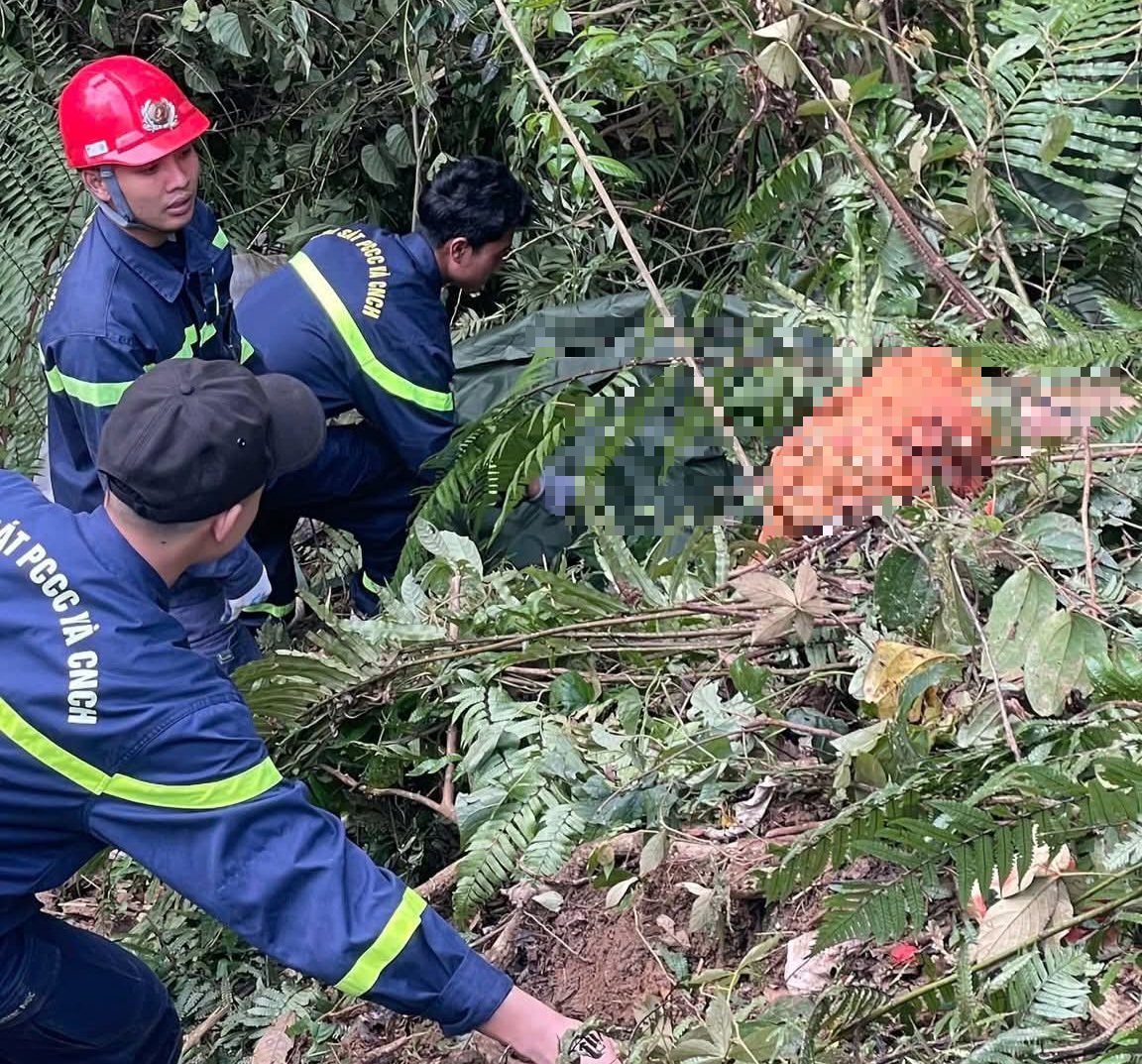 Xe tải lao xuống vực s&acirc;u 200m, phương tiện bị v&ograve; n&aacute;t, 3 người thương vong- Ảnh 3.