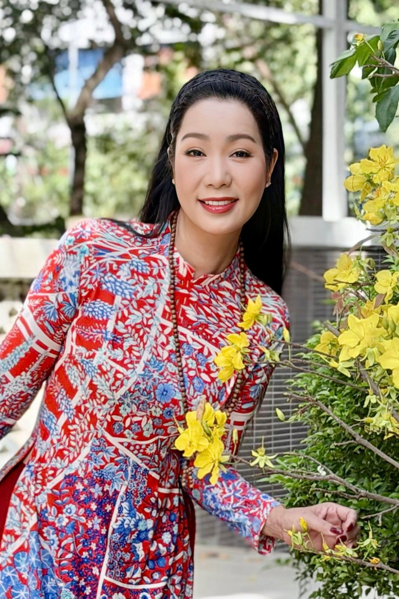 Á hậu đầu tiên của Việt Nam là NSND: Tuổi 55 học Tiến sĩ, được chồng đại gia hết lòng hậu thuẫn - Ảnh 9.