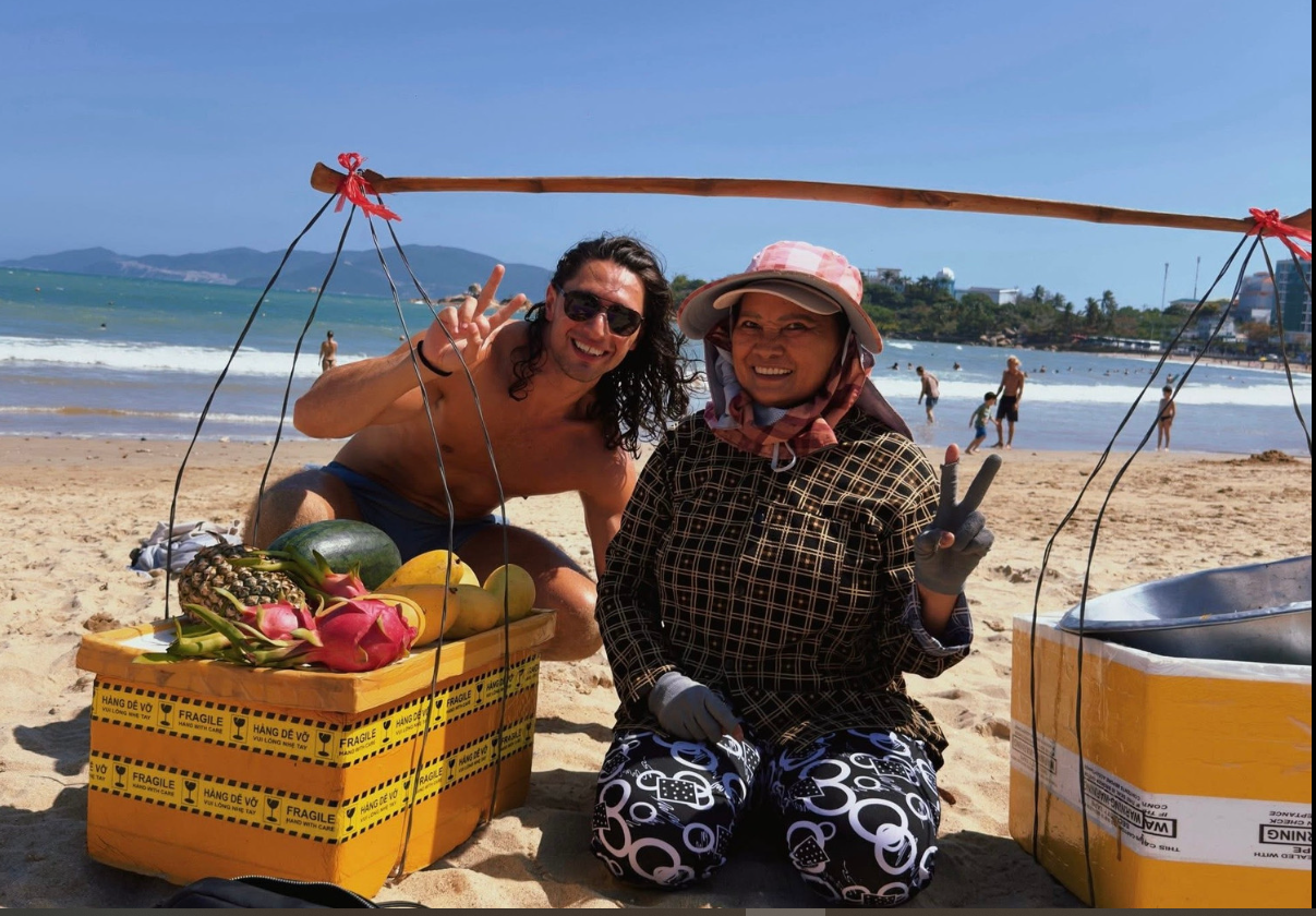 Màn rao tiếng Anh của người bán hàng rong ở Nha Trang thành bản hit triệu view gây sốt toàn cầu - Ảnh 1.