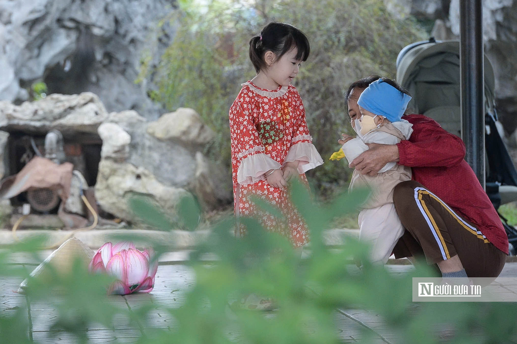 H&agrave; Nội: C&ocirc;ng vi&ecirc;n hạ r&agrave;o, người d&acirc;n tận hưởng kh&ocirc;ng gian xanh- Ảnh 8.