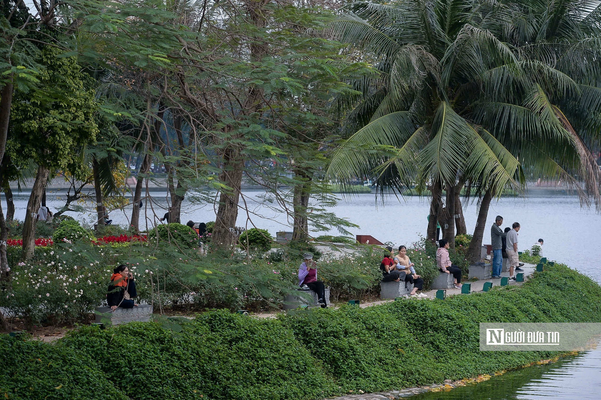 H&agrave; Nội: C&ocirc;ng vi&ecirc;n hạ r&agrave;o, người d&acirc;n tận hưởng kh&ocirc;ng gian xanh- Ảnh 14.