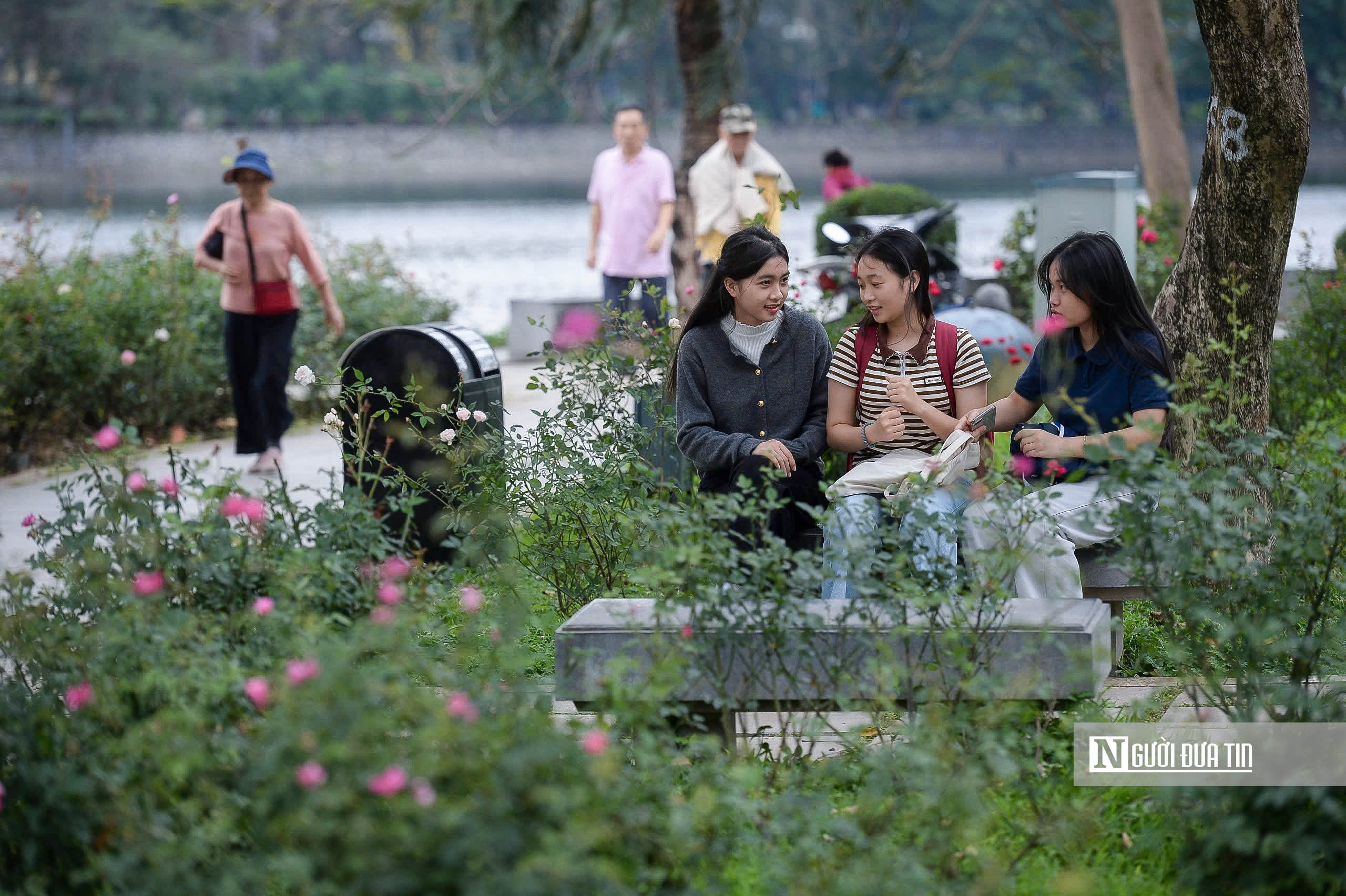 H&agrave; Nội: C&ocirc;ng vi&ecirc;n hạ r&agrave;o, người d&acirc;n tận hưởng kh&ocirc;ng gian xanh- Ảnh 13.