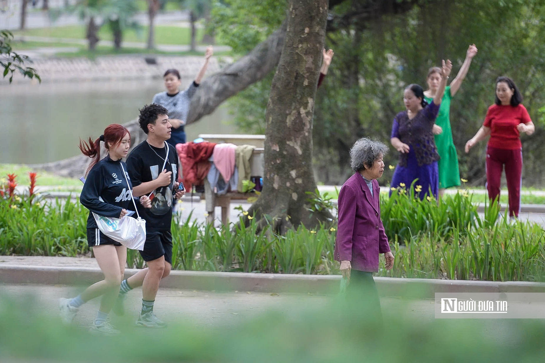 H&agrave; Nội: C&ocirc;ng vi&ecirc;n hạ r&agrave;o, người d&acirc;n tận hưởng kh&ocirc;ng gian xanh- Ảnh 12.