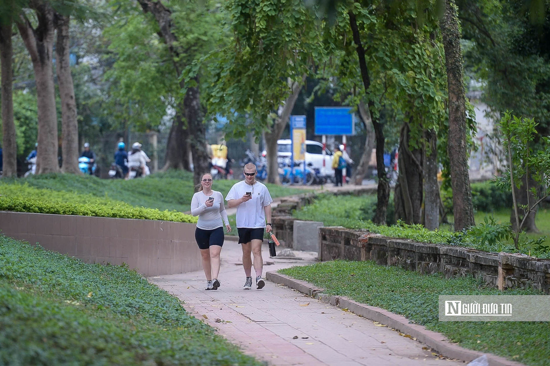 H&agrave; Nội: C&ocirc;ng vi&ecirc;n hạ r&agrave;o, người d&acirc;n tận hưởng kh&ocirc;ng gian xanh- Ảnh 11.