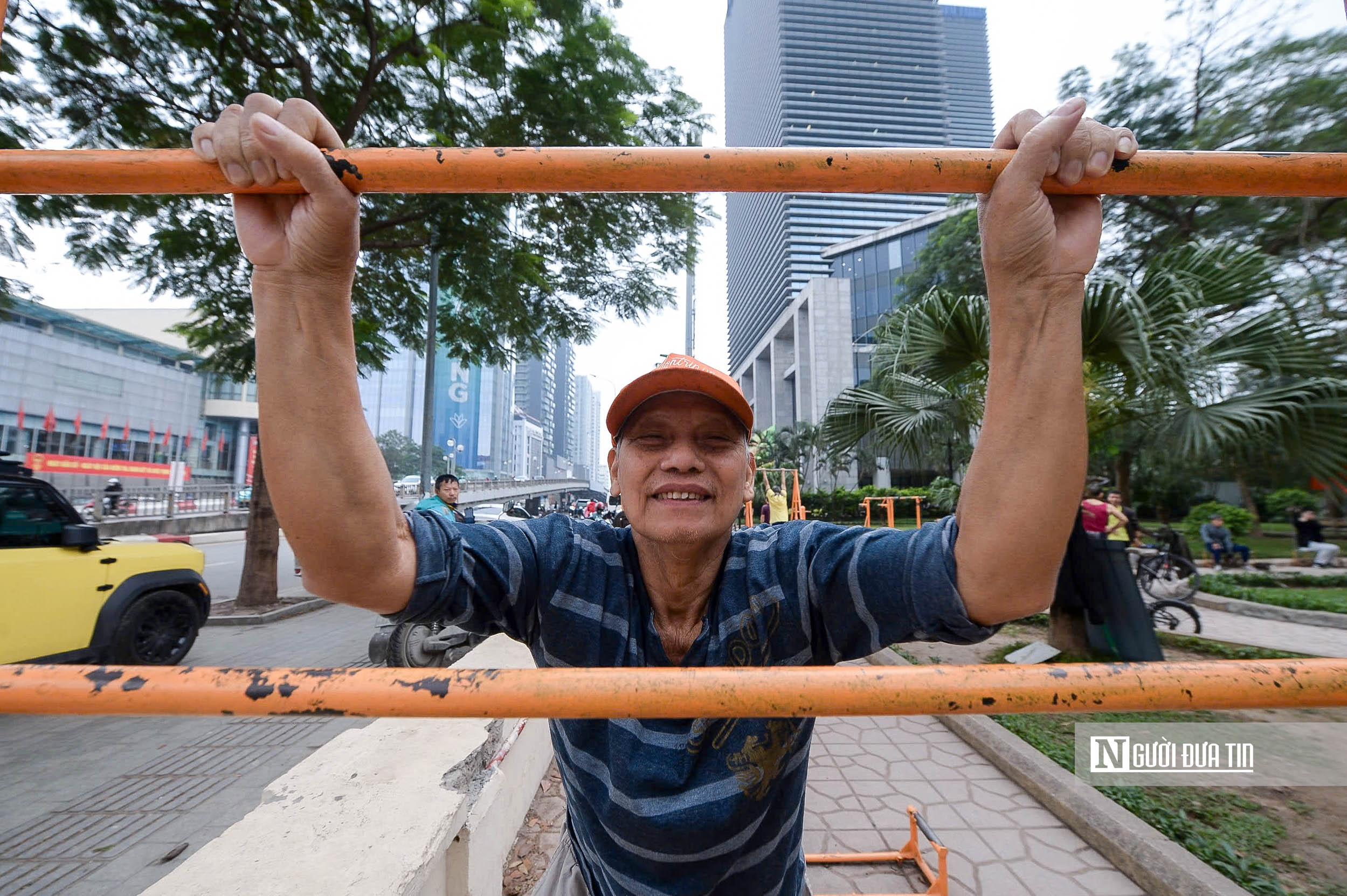 H&agrave; Nội: C&ocirc;ng vi&ecirc;n hạ r&agrave;o, người d&acirc;n tận hưởng kh&ocirc;ng gian xanh- Ảnh 7.