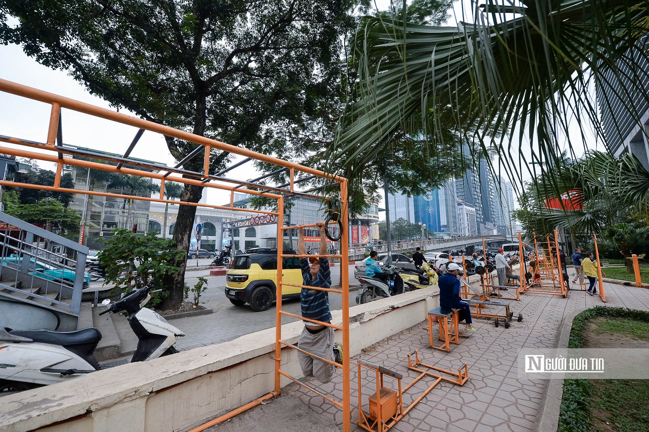 H&agrave; Nội: C&ocirc;ng vi&ecirc;n hạ r&agrave;o, người d&acirc;n tận hưởng kh&ocirc;ng gian xanh- Ảnh 2.