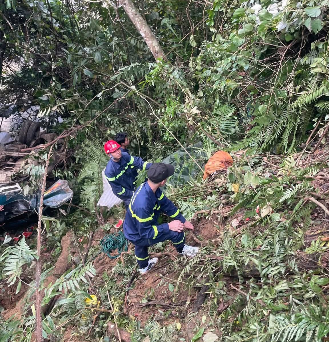 Xe tải lao xuống vực s&acirc;u 200m, phương tiện bị v&ograve; n&aacute;t, 3 người thương vong- Ảnh 2.