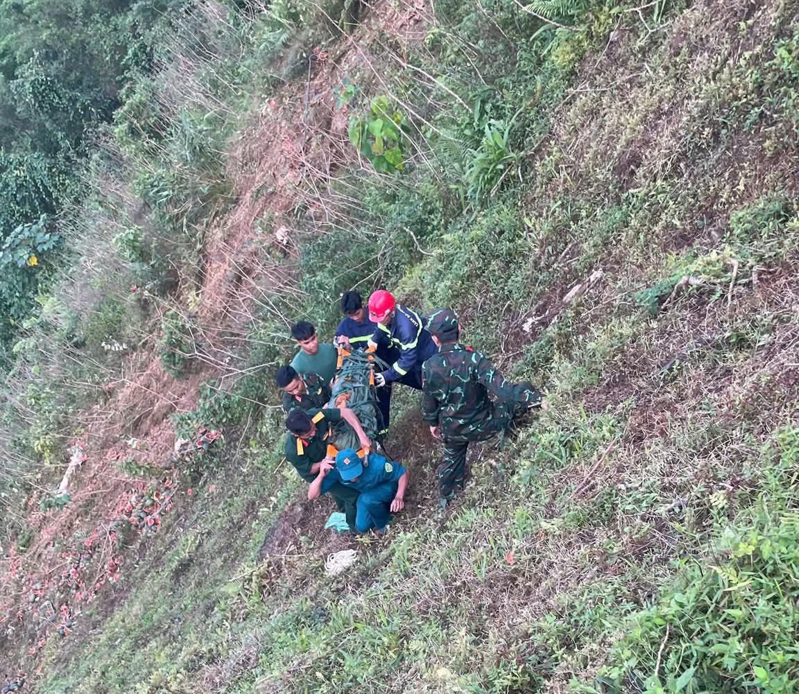 Xe tải lao xuống vực s&acirc;u 200m, phương tiện bị v&ograve; n&aacute;t, 3 người thương vong- Ảnh 1.